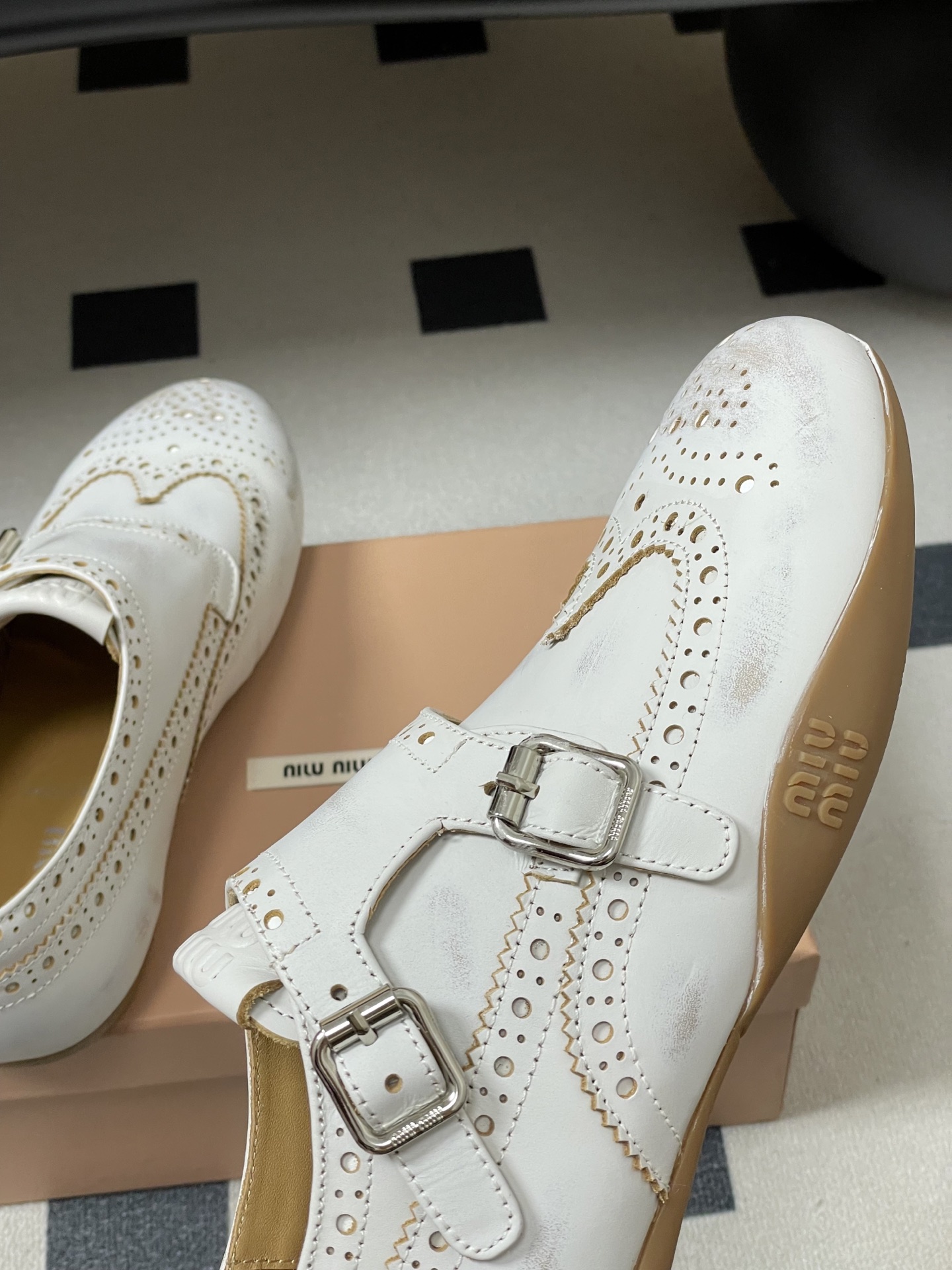 -Miu Miu 26ss 缪缪春夏新款走秀款 布洛克雕花搭扣 玛丽珍款德训鞋 复古休闲运动鞋 以经典复