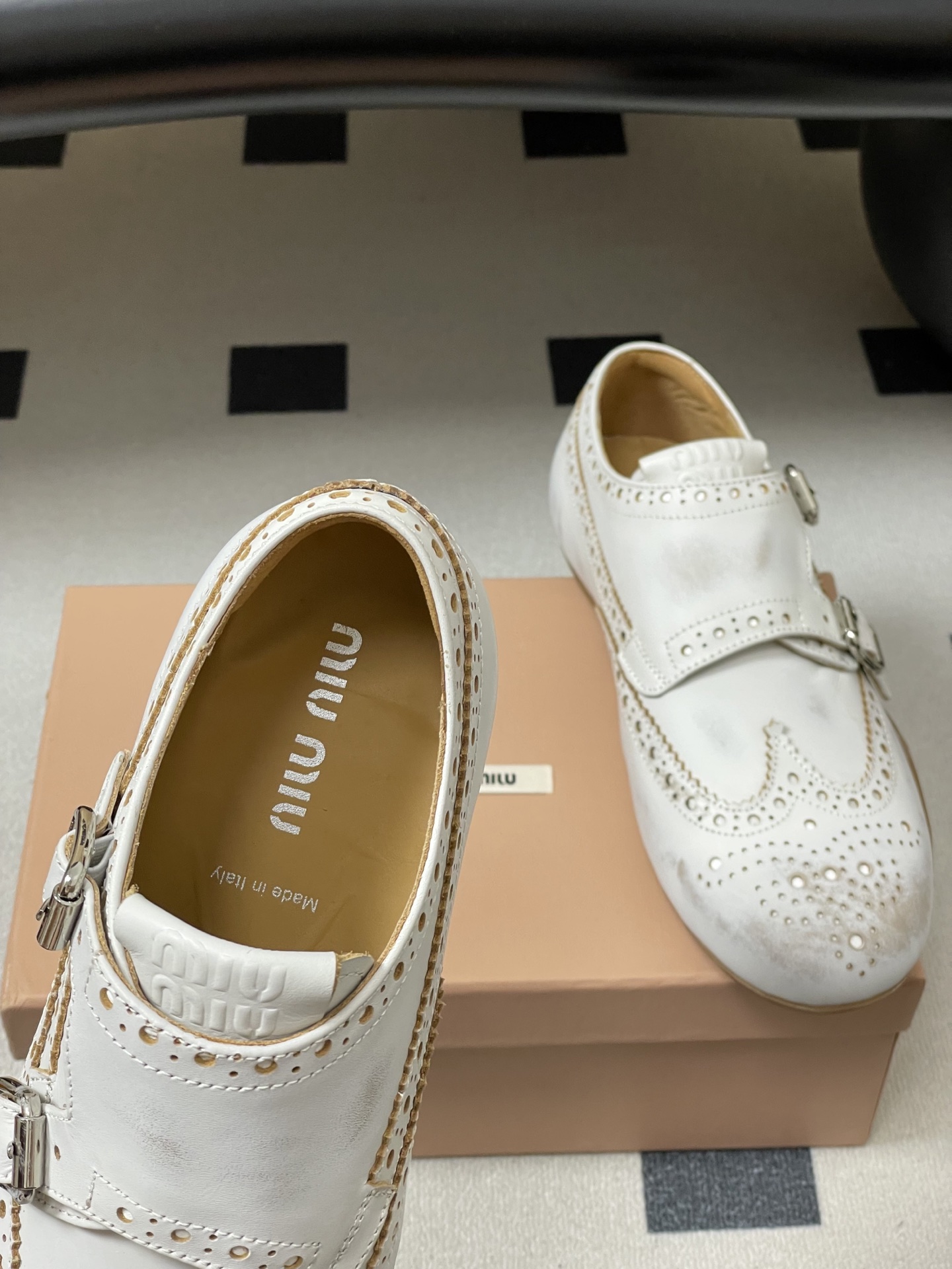 -Miu Miu 26ss 缪缪春夏新款走秀款 布洛克雕花搭扣 玛丽珍款德训鞋 复古休闲运动鞋 以经典复