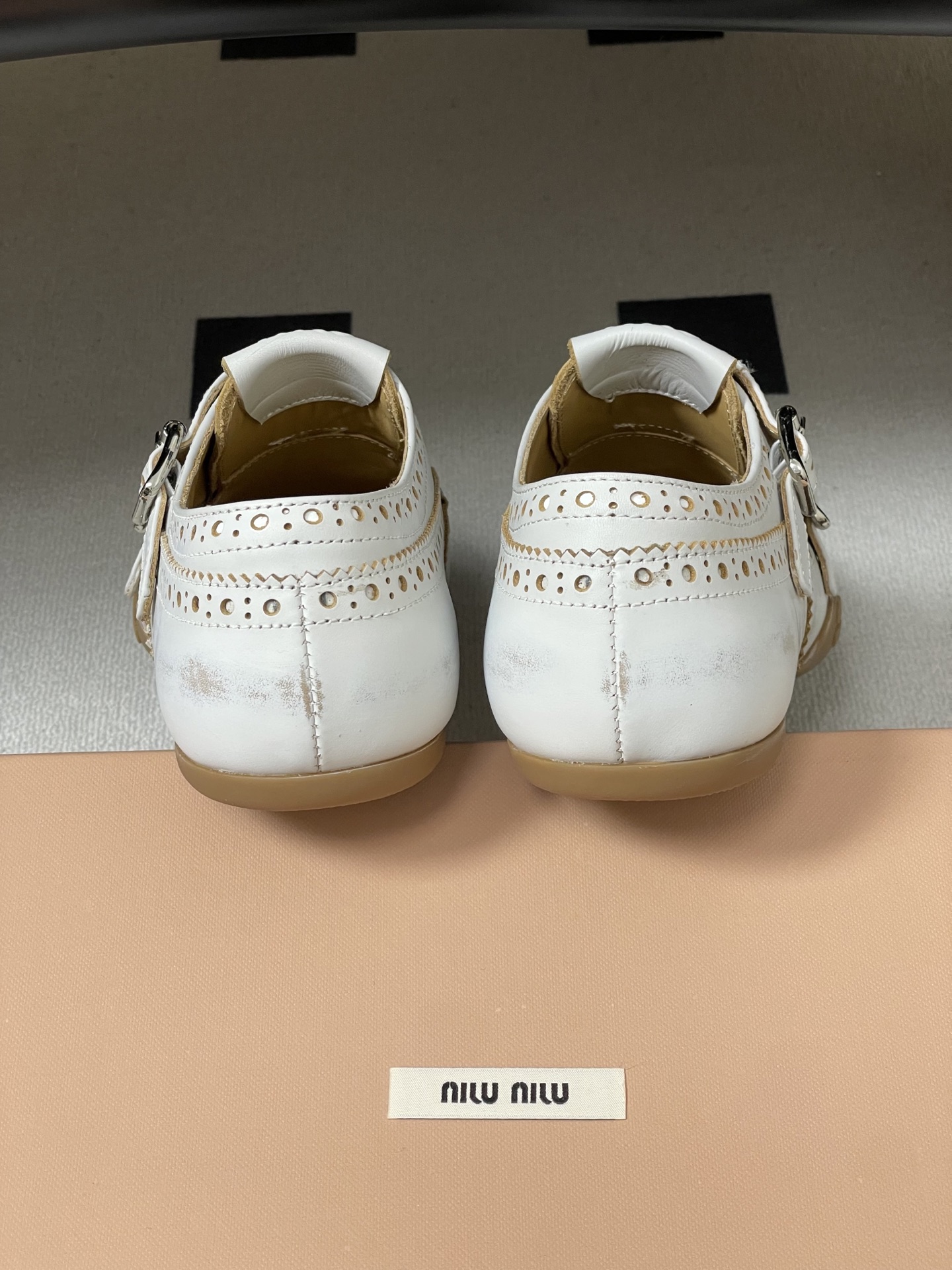 -Miu Miu 26ss 缪缪春夏新款走秀款 布洛克雕花搭扣 玛丽珍款德训鞋 复古休闲运动鞋 以经典复