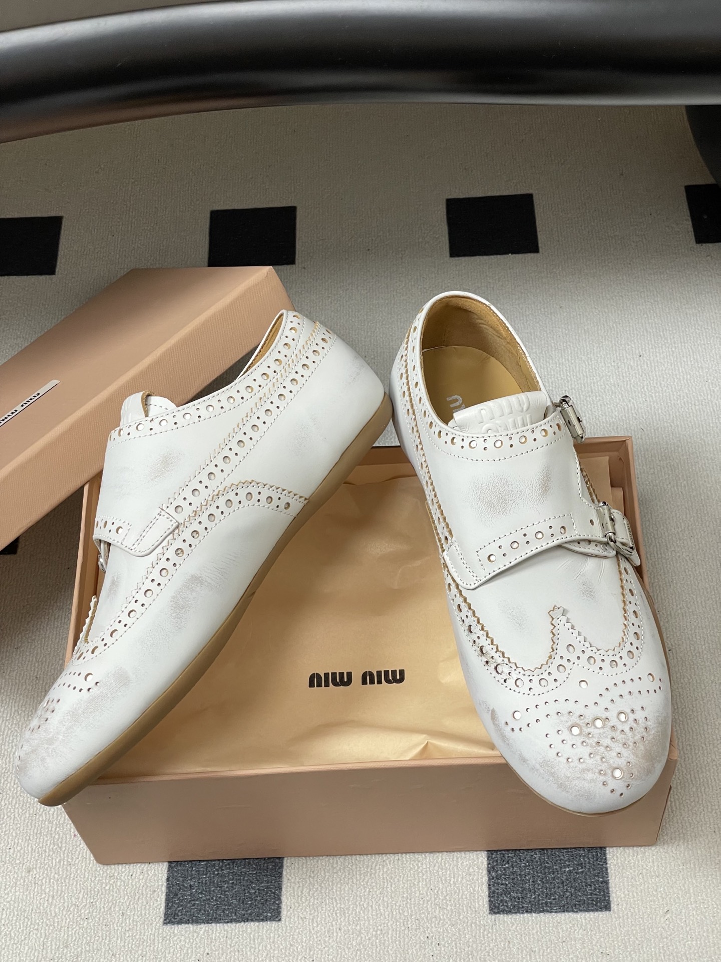 -Miu Miu 26ss 缪缪春夏新款走秀款 布洛克雕花搭扣 玛丽珍款德训鞋 复古休闲运动鞋 以经典复