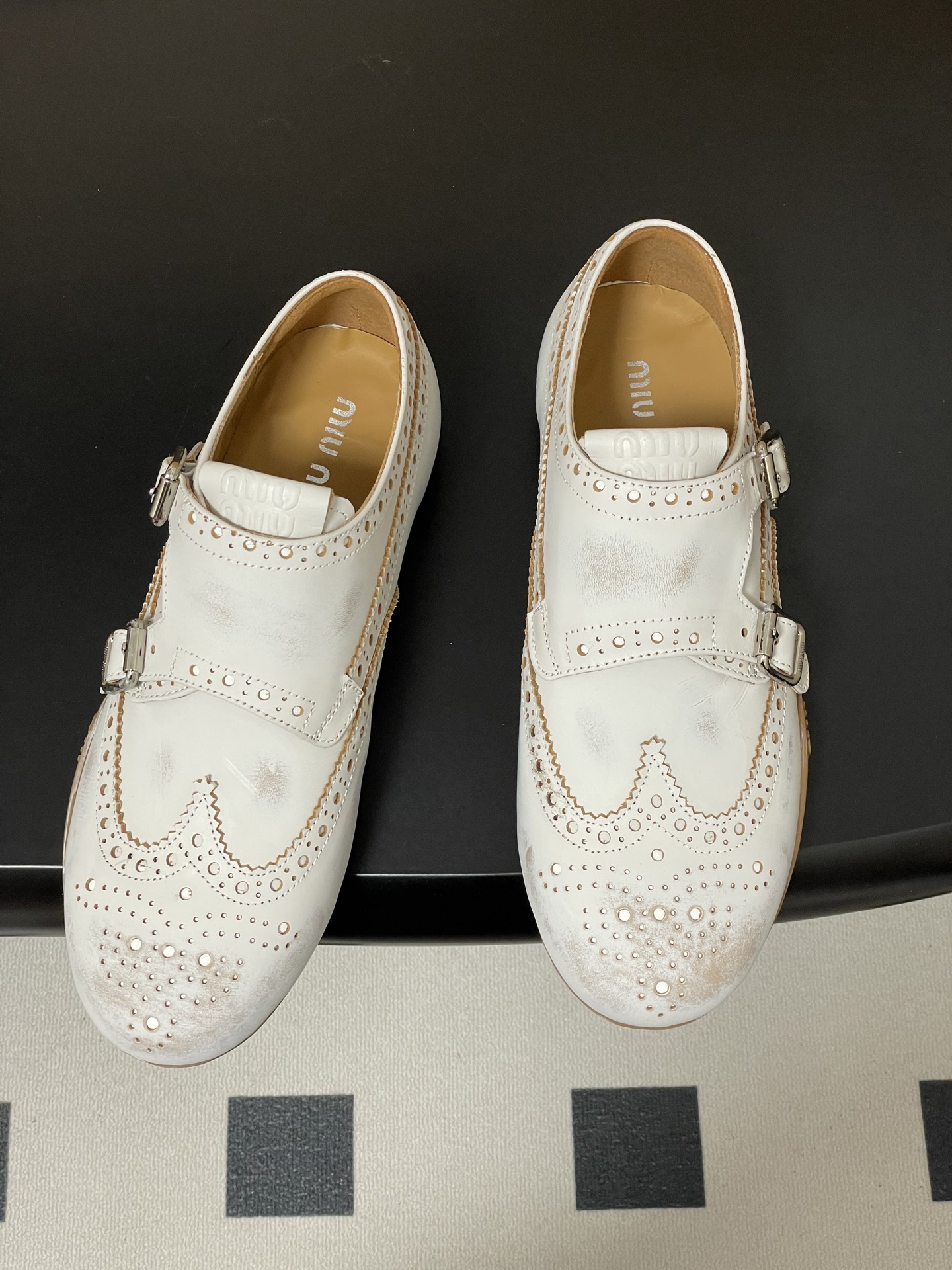 -Miu Miu 26ss 缪缪春夏新款走秀款 布洛克雕花搭扣 玛丽珍款德训鞋 复古休闲运动鞋 以经典复