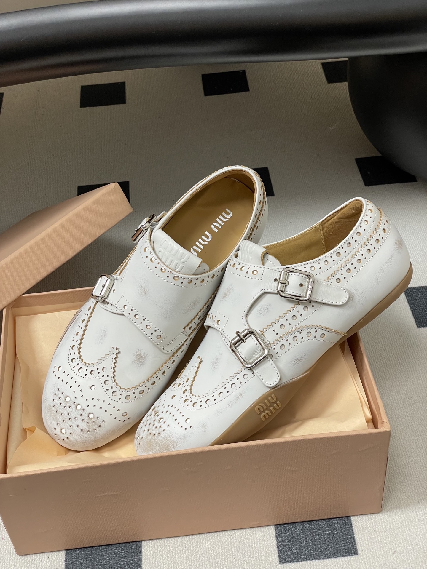 -Miu Miu 26ss 缪缪春夏新款走秀款 布洛克雕花搭扣 玛丽珍款德训鞋 复古休闲运动鞋 以经典复