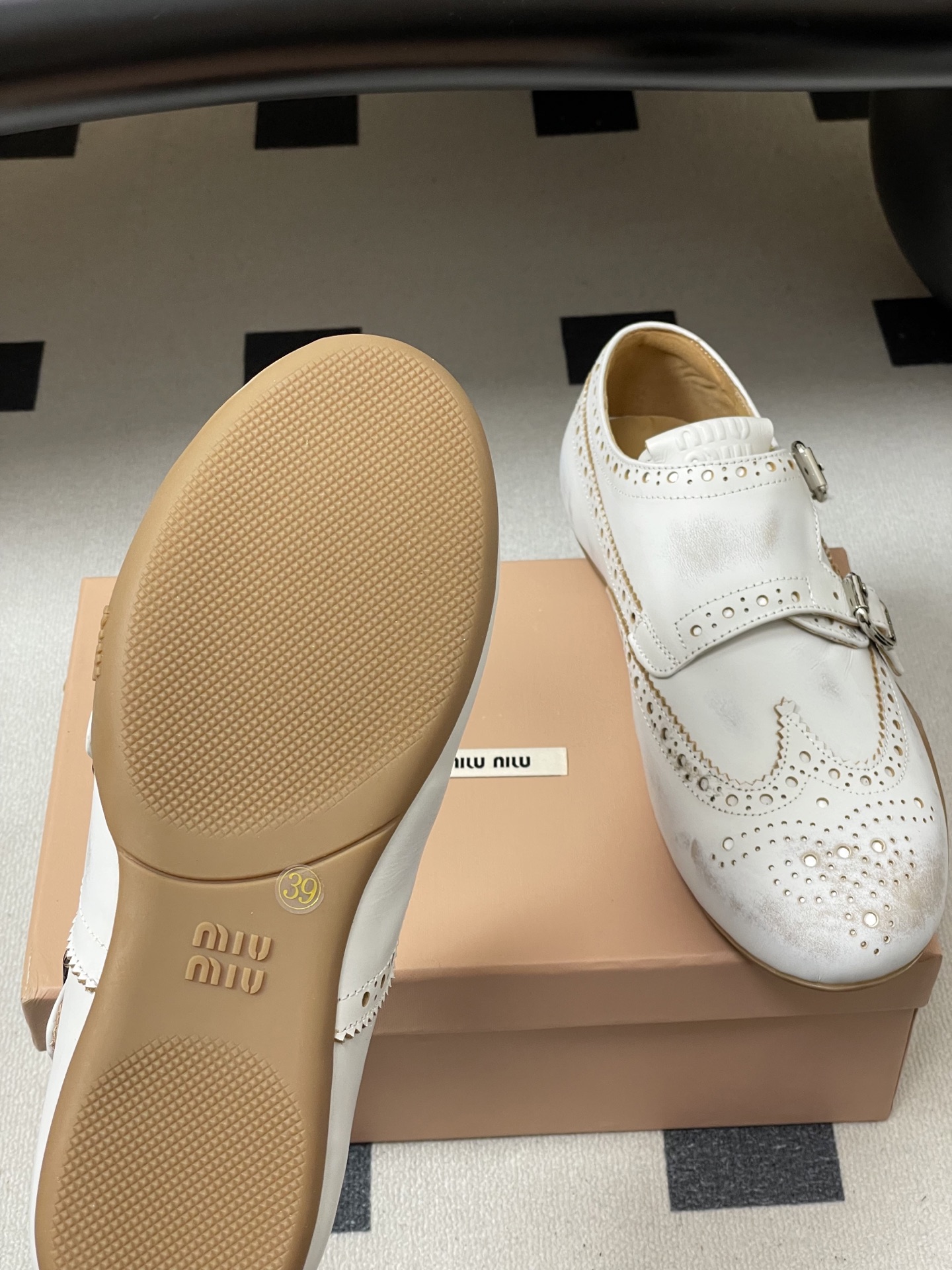 -Miu Miu 26ss 缪缪春夏新款走秀款 布洛克雕花搭扣 玛丽珍款德训鞋 复古休闲运动鞋 以经典复