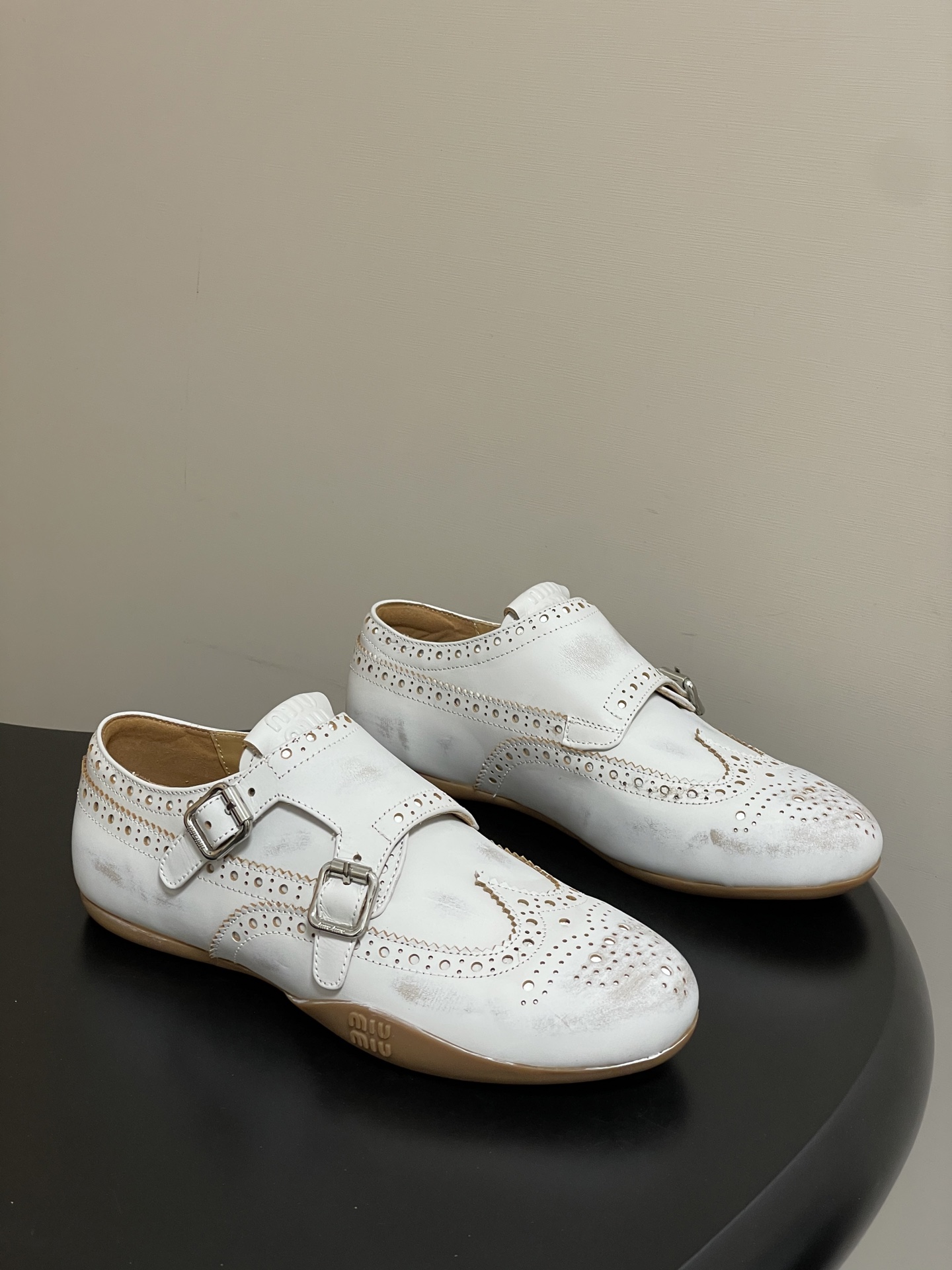 -Miu Miu 26ss 缪缪春夏新款走秀款 布洛克雕花搭扣 玛丽珍款德训鞋 复古休闲运动鞋 以经典复