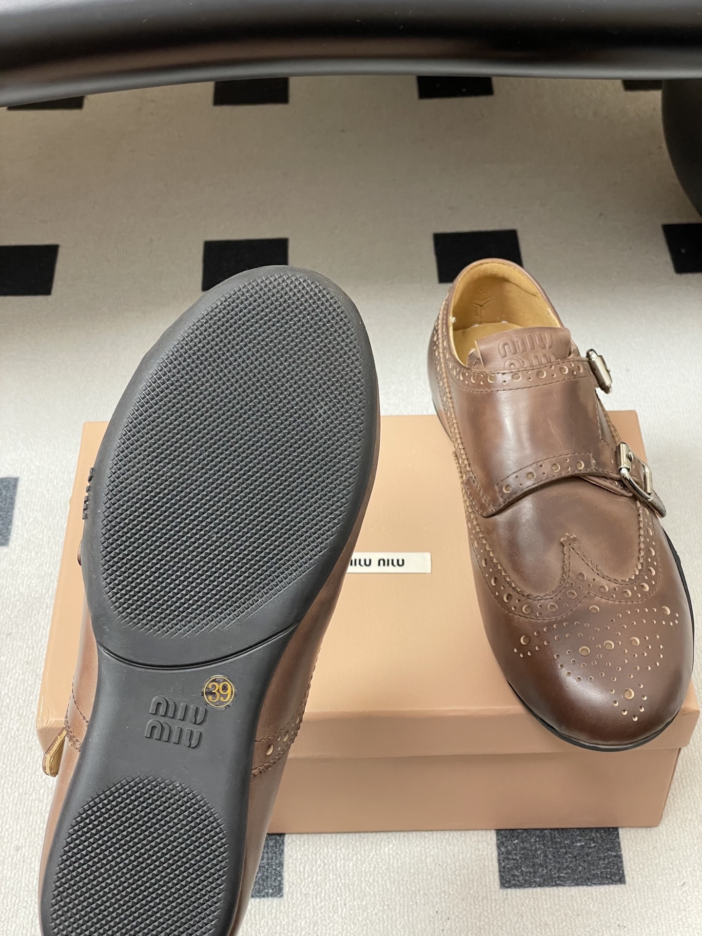 -Miu Miu 26ss 缪缪春夏新款走秀款 布洛克雕花搭扣 玛丽珍款德训鞋 复古休闲运动鞋 以经典复