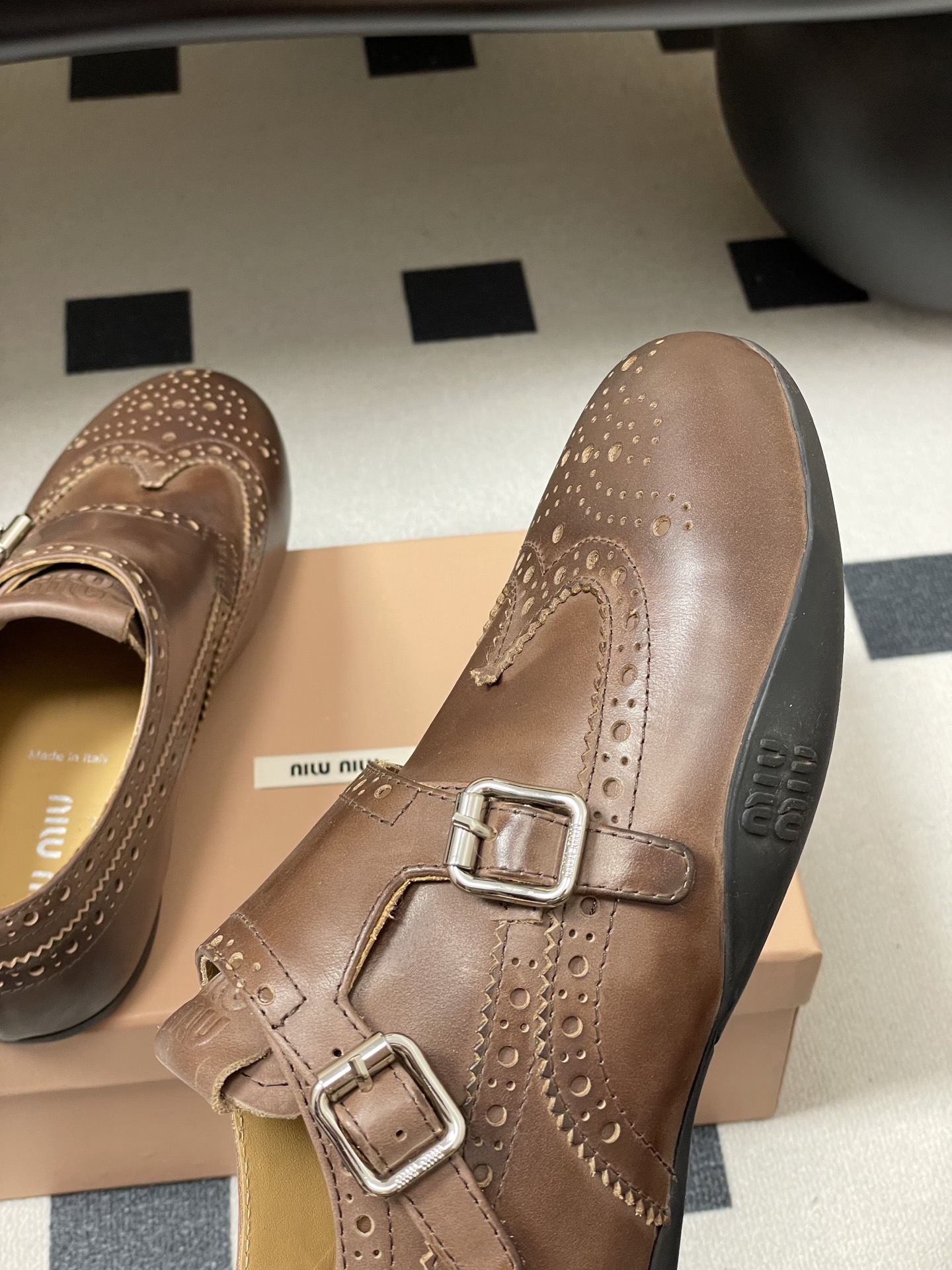 -Miu Miu 26ss 缪缪春夏新款走秀款 布洛克雕花搭扣 玛丽珍款德训鞋 复古休闲运动鞋 以经典复