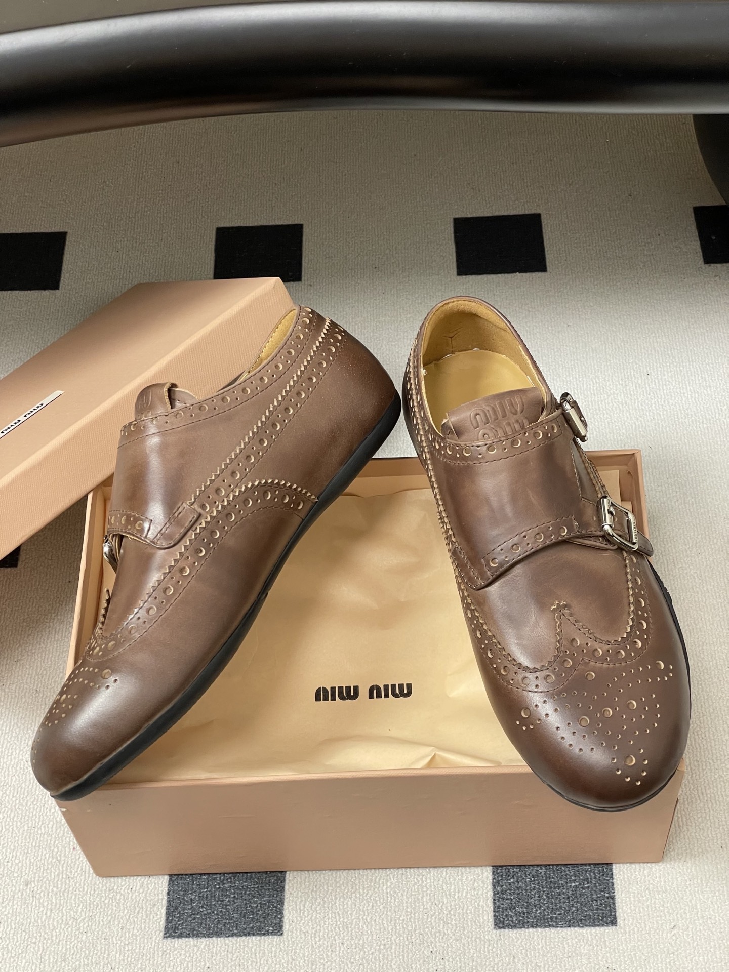 -Miu Miu 26ss 缪缪春夏新款走秀款 布洛克雕花搭扣 玛丽珍款德训鞋 复古休闲运动鞋 以经典复