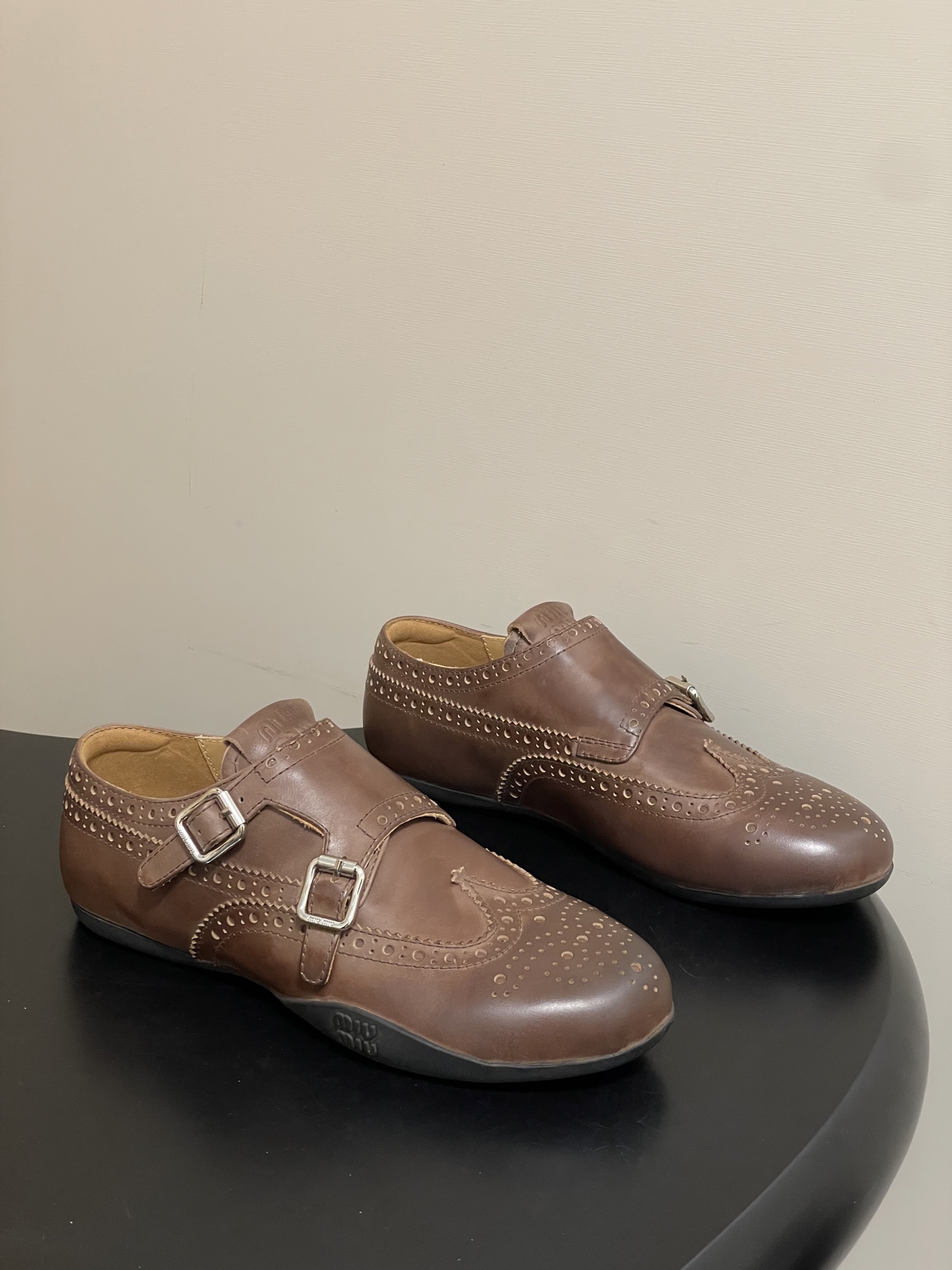 NO:749391,- Miu Miu 26ss Miu Miu's new spring and summer catwalk style Brogue carved buckle Mary Jane moral training shoes Retro casual sports shoes Based on classic retro shoe styles Textured leather outlines smooth lines Retro outline metal buckles and shoelace design are cleverly integrated to break the rules and inject an uninhibited soul into the whole. Every step takes a casual and fashionable attitude. With the concept of the moment, multiple collisions convey modern style ~ No matter how you wear it, you will look good this summer's fashionista favorite  The upper is super comfortable. The upper is imported polished cowhide. The inner lining is sheepskin. The sole is original molded rubber outsole. Size 35-39 (40.41 custom-made and non-refundable). Single shoes, miumiu, mary jane, sneakers, cowhide, sheepskin19860909- Miu Miu 26ss 缪缪春夏新款走秀款 布洛克雕花搭扣 玛丽珍款德训鞋 复古休闲运动鞋 以经典复古鞋型为蓝本 质感皮革勾勒流畅线条 复古轮廓金属扣与鞋带设计巧妙融合 打破常规 为整体注入不羁灵魂 每一步都踏出随性又时髦的态度. 与此刻挚爱的概念,多元对撞,传达现代风格~ 怎么穿都好看今夏时髦精最爱 上脚超级舒服 鞋面进口擦色牛皮 内里垫脚羊皮 鞋底原版开模橡胶大底 码数35-39（40.41定做不退换）,单鞋,miumiu,mary jane,sneakers,cowhide,sheepskin,Women's Shoes