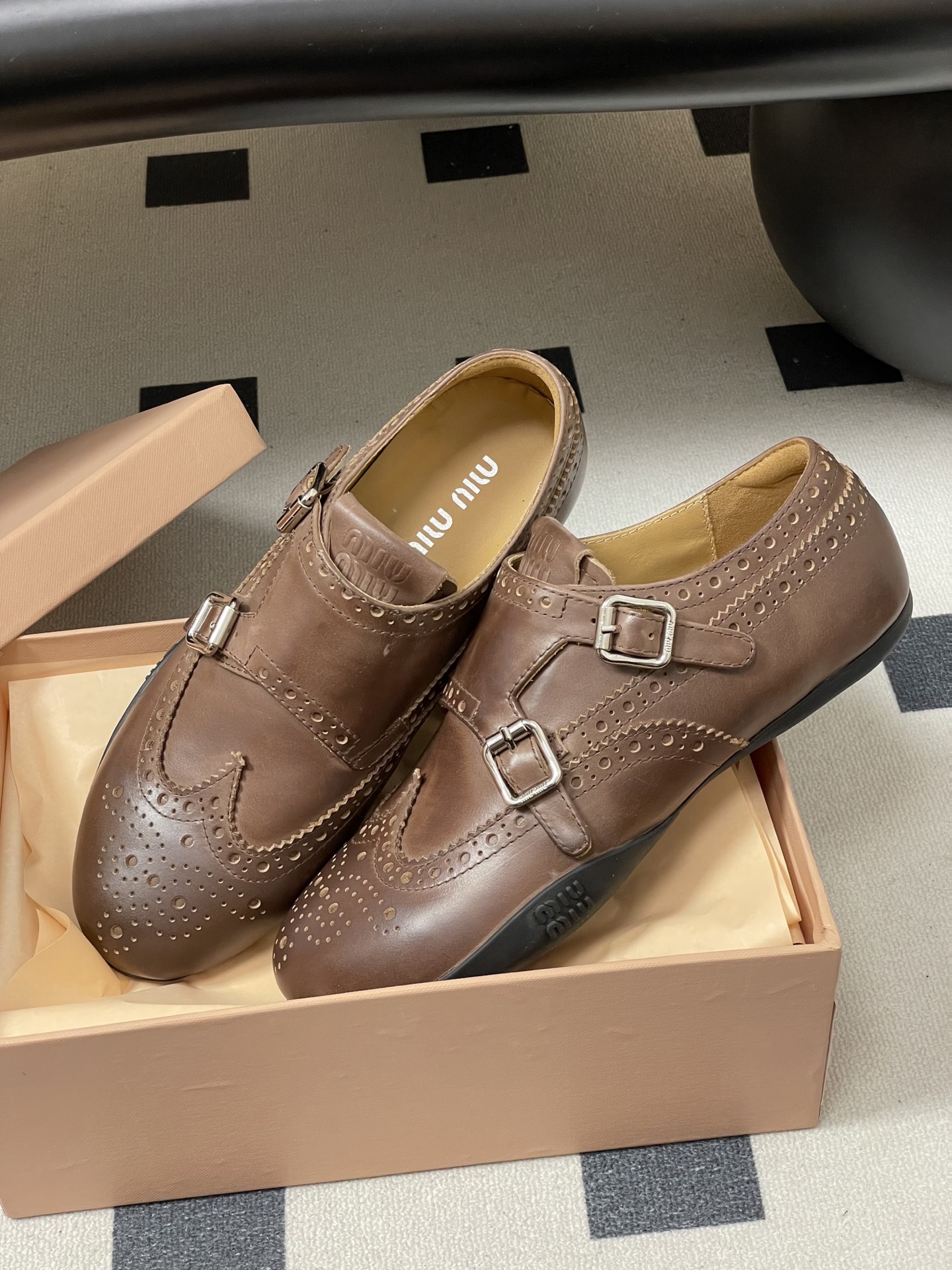 -Miu Miu 26ss 缪缪春夏新款走秀款 布洛克雕花搭扣 玛丽珍款德训鞋 复古休闲运动鞋 以经典复