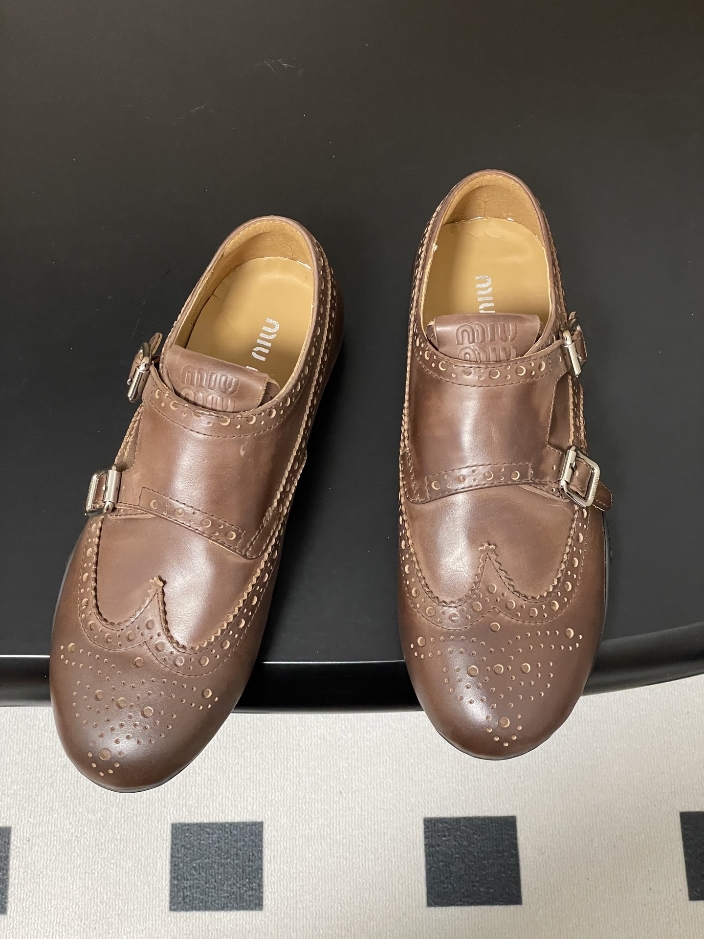 -Miu Miu 26ss 缪缪春夏新款走秀款 布洛克雕花搭扣 玛丽珍款德训鞋 复古休闲运动鞋 以经典复