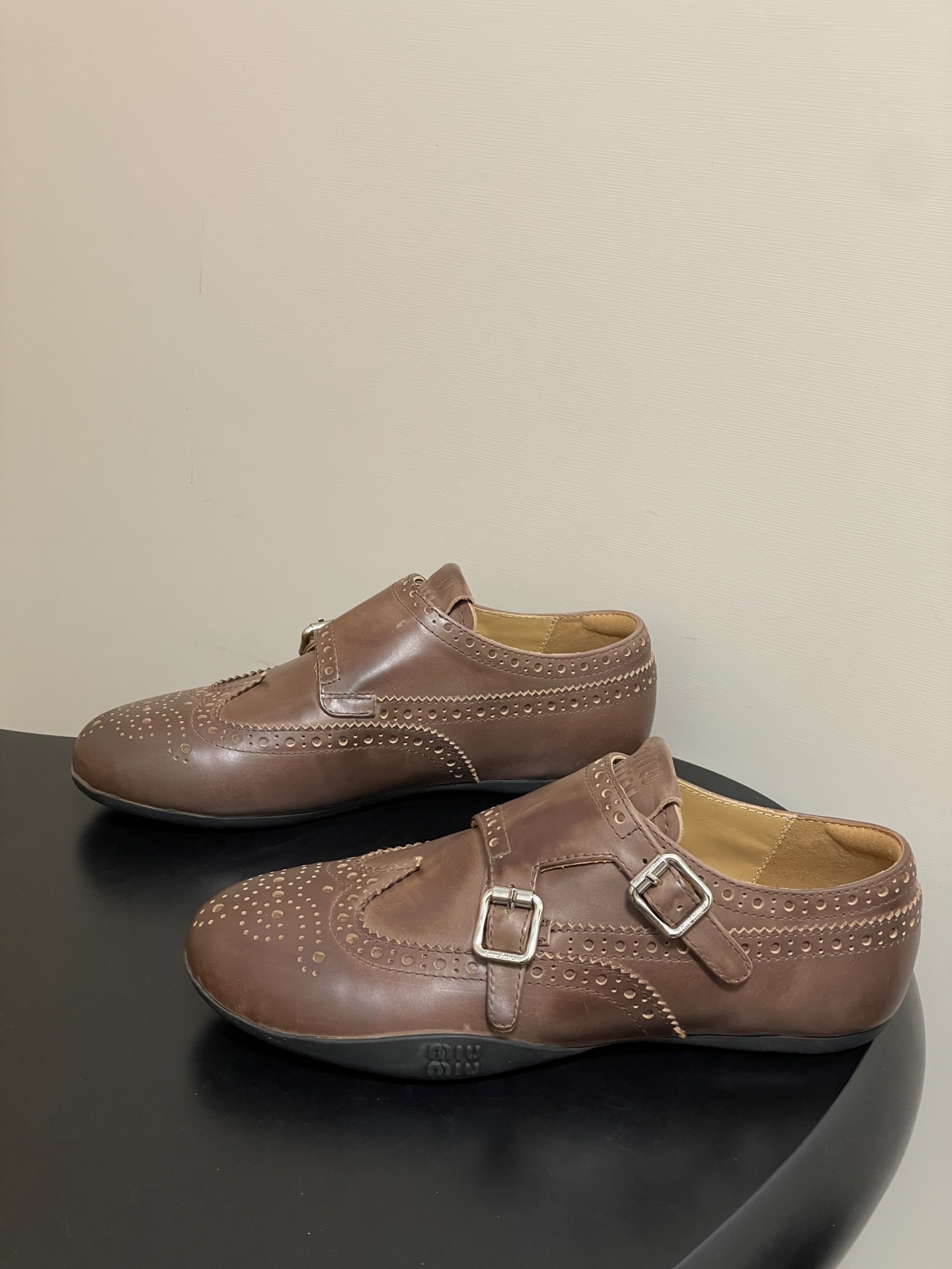 -Miu Miu 26ss 缪缪春夏新款走秀款 布洛克雕花搭扣 玛丽珍款德训鞋 复古休闲运动鞋 以经典复