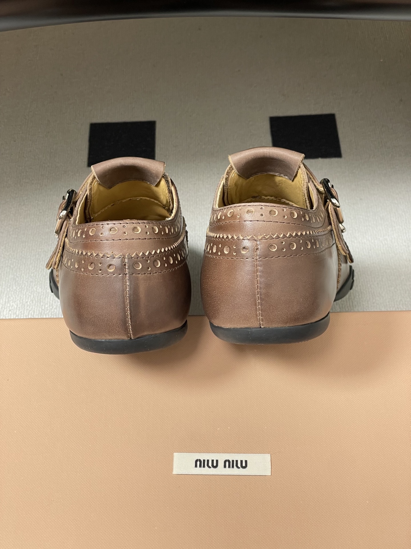 -Miu Miu 26ss 缪缪春夏新款走秀款 布洛克雕花搭扣 玛丽珍款德训鞋 复古休闲运动鞋 以经典复