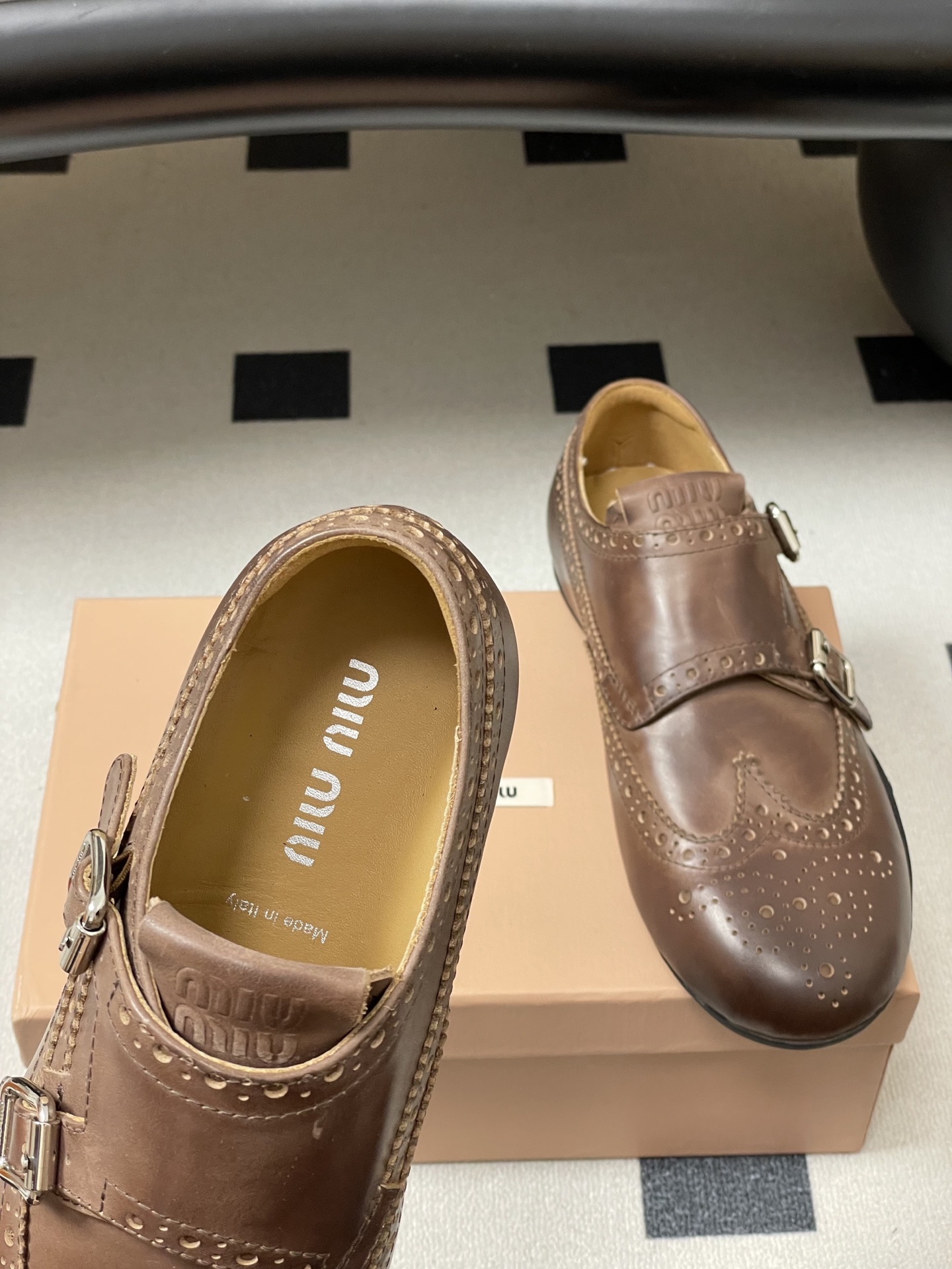 -Miu Miu 26ss 缪缪春夏新款走秀款 布洛克雕花搭扣 玛丽珍款德训鞋 复古休闲运动鞋 以经典复