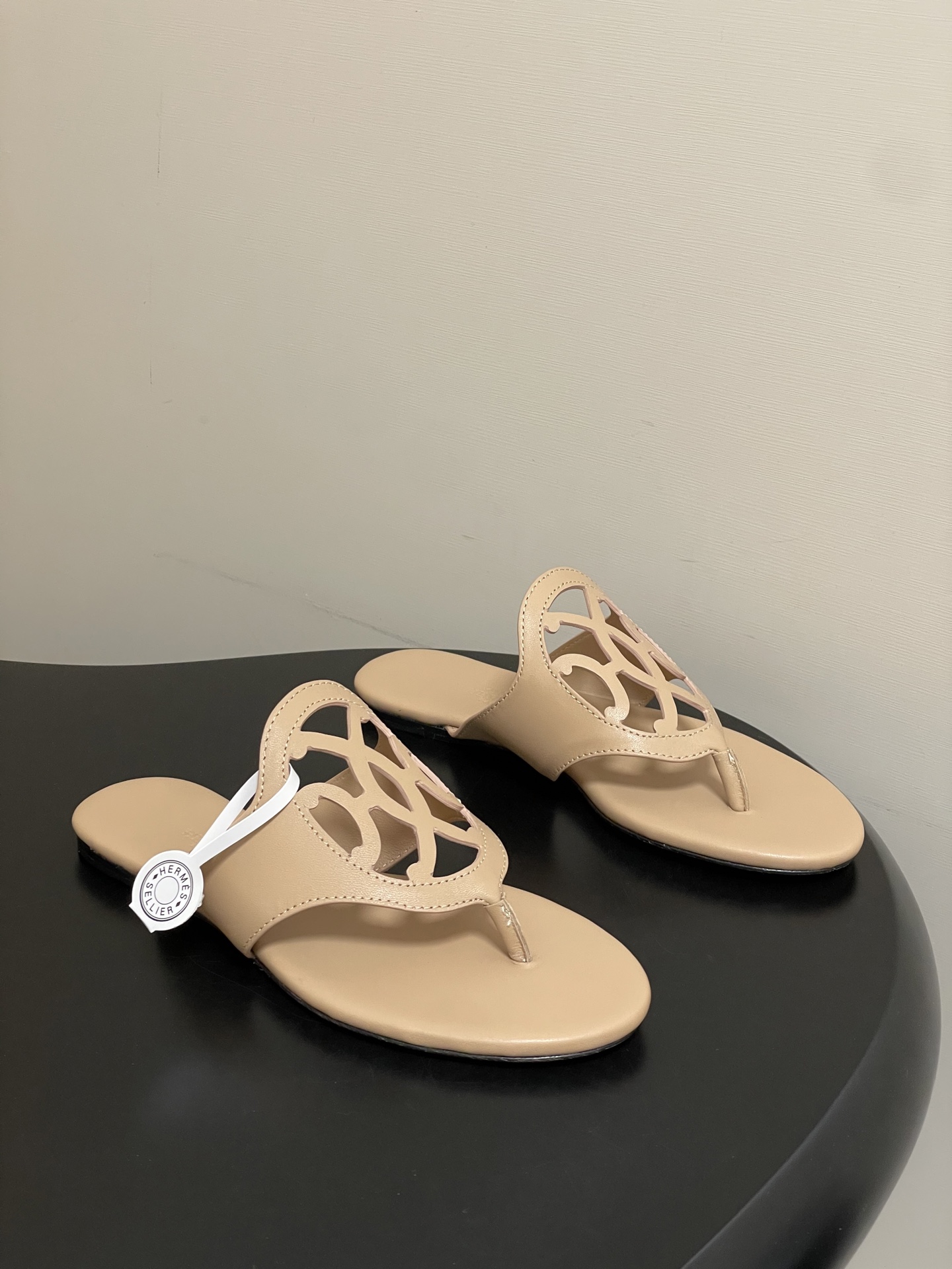 -顶级品质Hermes 爱马仕🐎 2026 春夏新款 H家Mage凉鞋系列 雕花镂空鞋面人字拖鞋细带夹趾