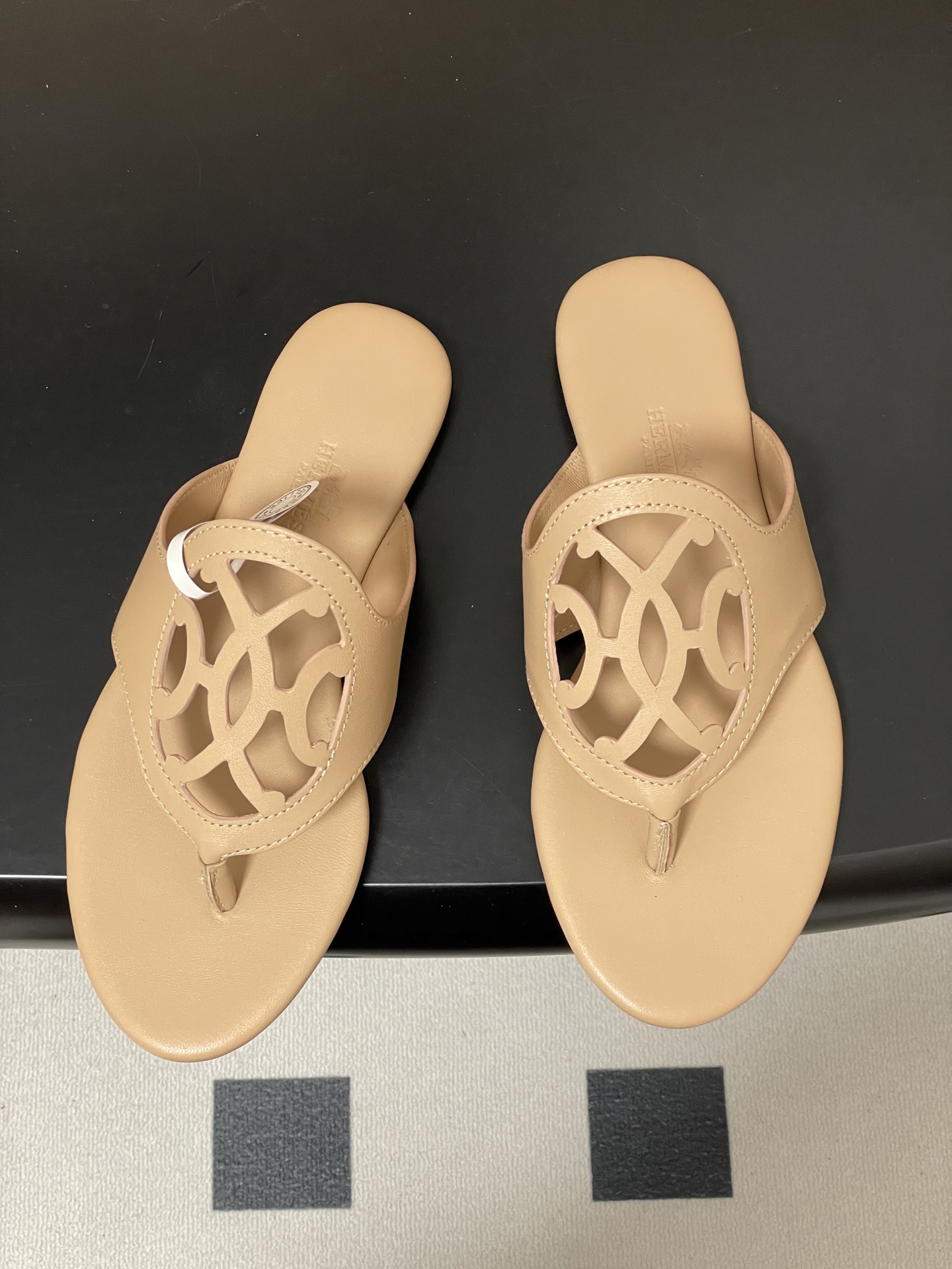 -顶级品质Hermes 爱马仕🐎 2026 春夏新款 H家Mage凉鞋系列 雕花镂空鞋面人字拖鞋细带夹趾