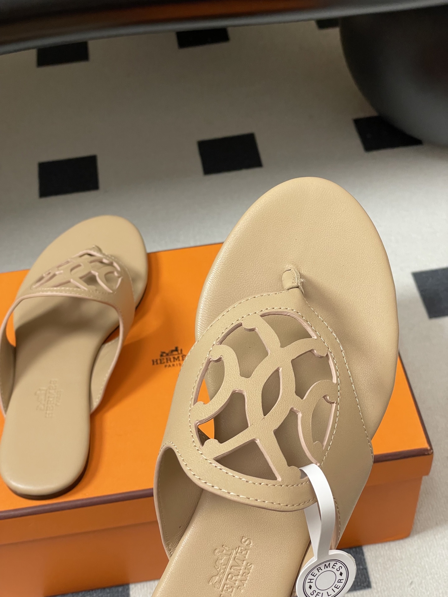-顶级品质Hermes 爱马仕🐎 2026 春夏新款 H家Mage凉鞋系列 雕花镂空鞋面人字拖鞋细带夹趾