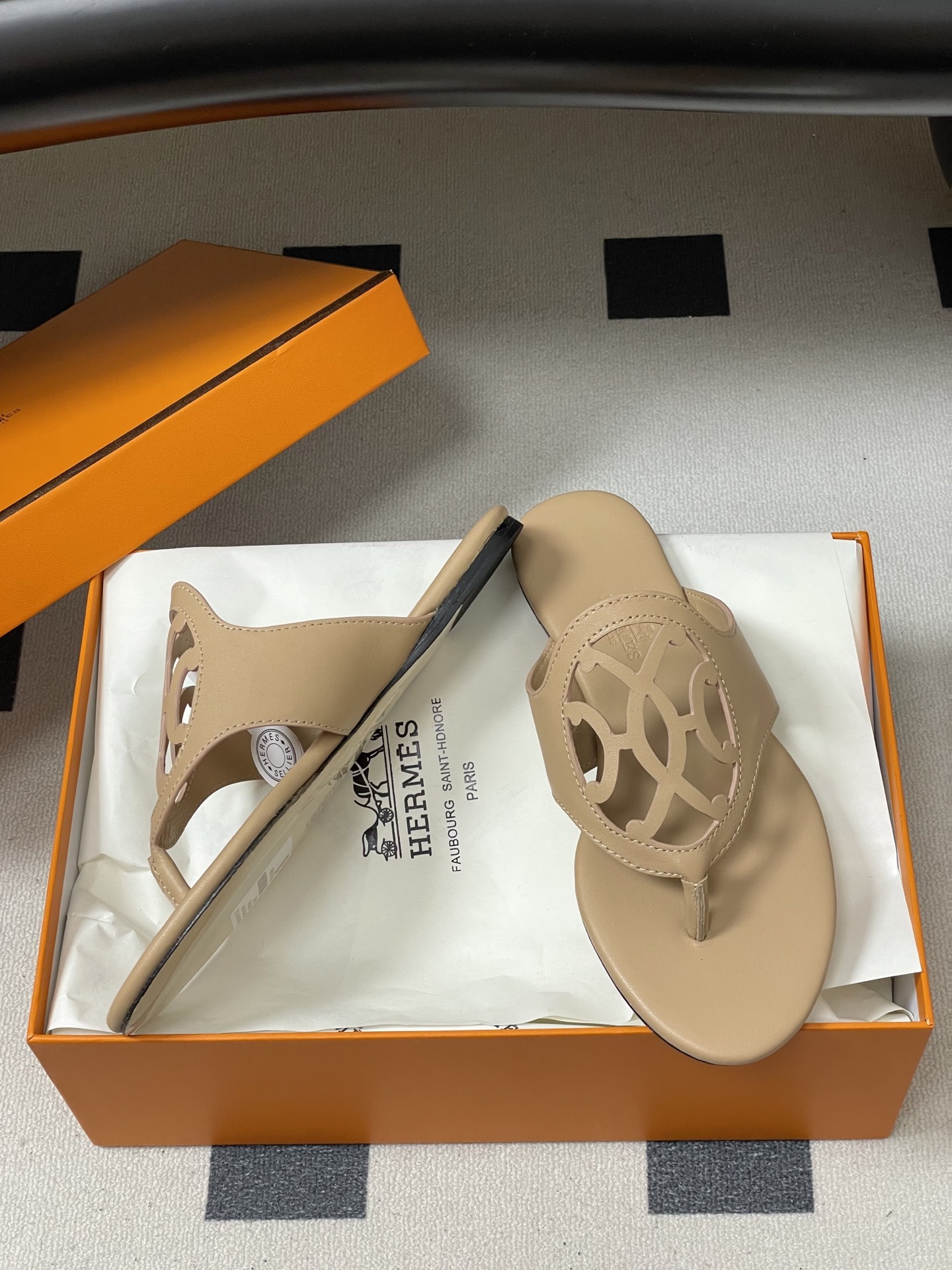 -顶级品质Hermes 爱马仕🐎 2026 春夏新款 H家Mage凉鞋系列 雕花镂空鞋面人字拖鞋细带夹趾