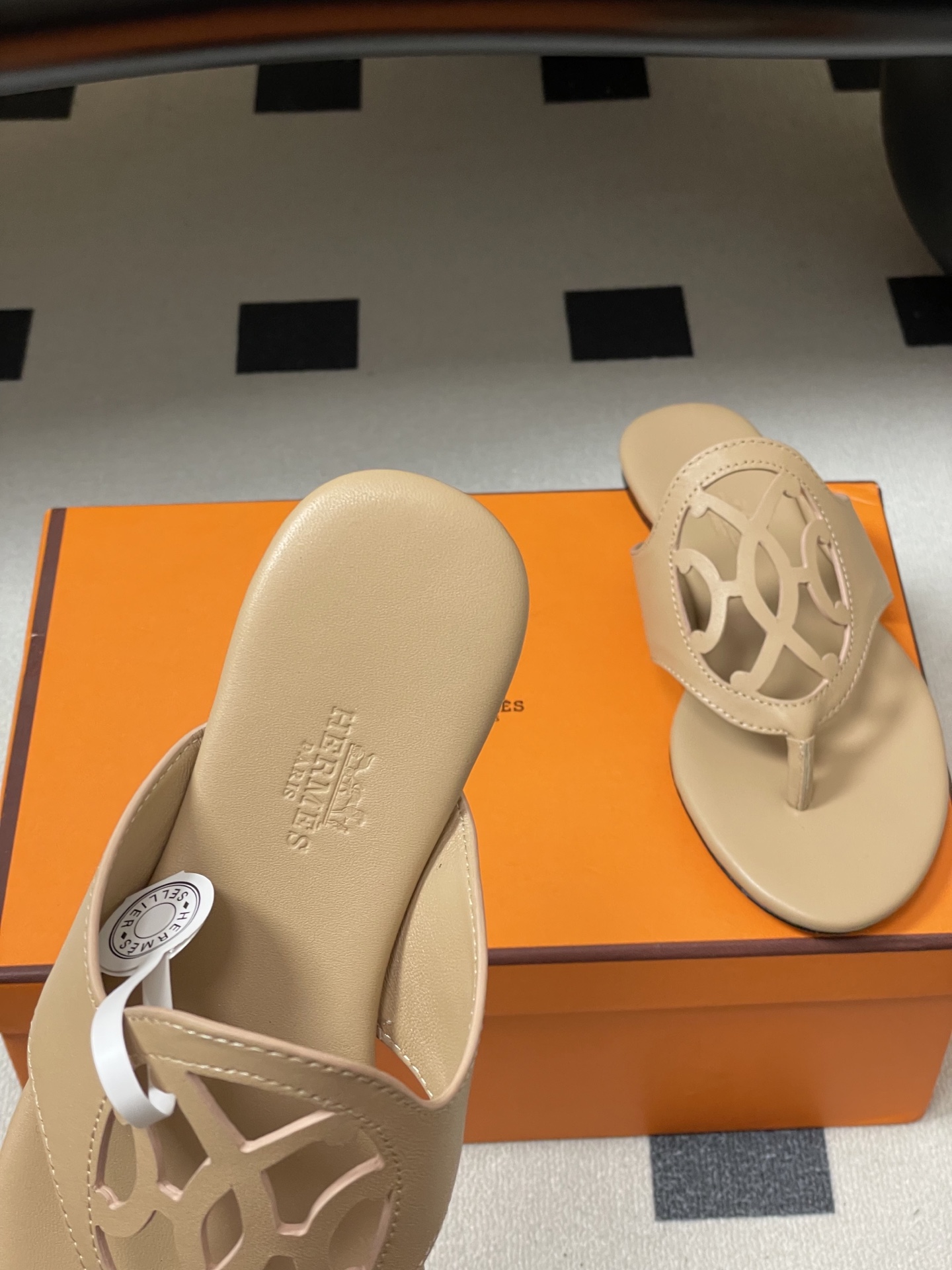 -顶级品质Hermes 爱马仕🐎 2026 春夏新款 H家Mage凉鞋系列 雕花镂空鞋面人字拖鞋细带夹趾