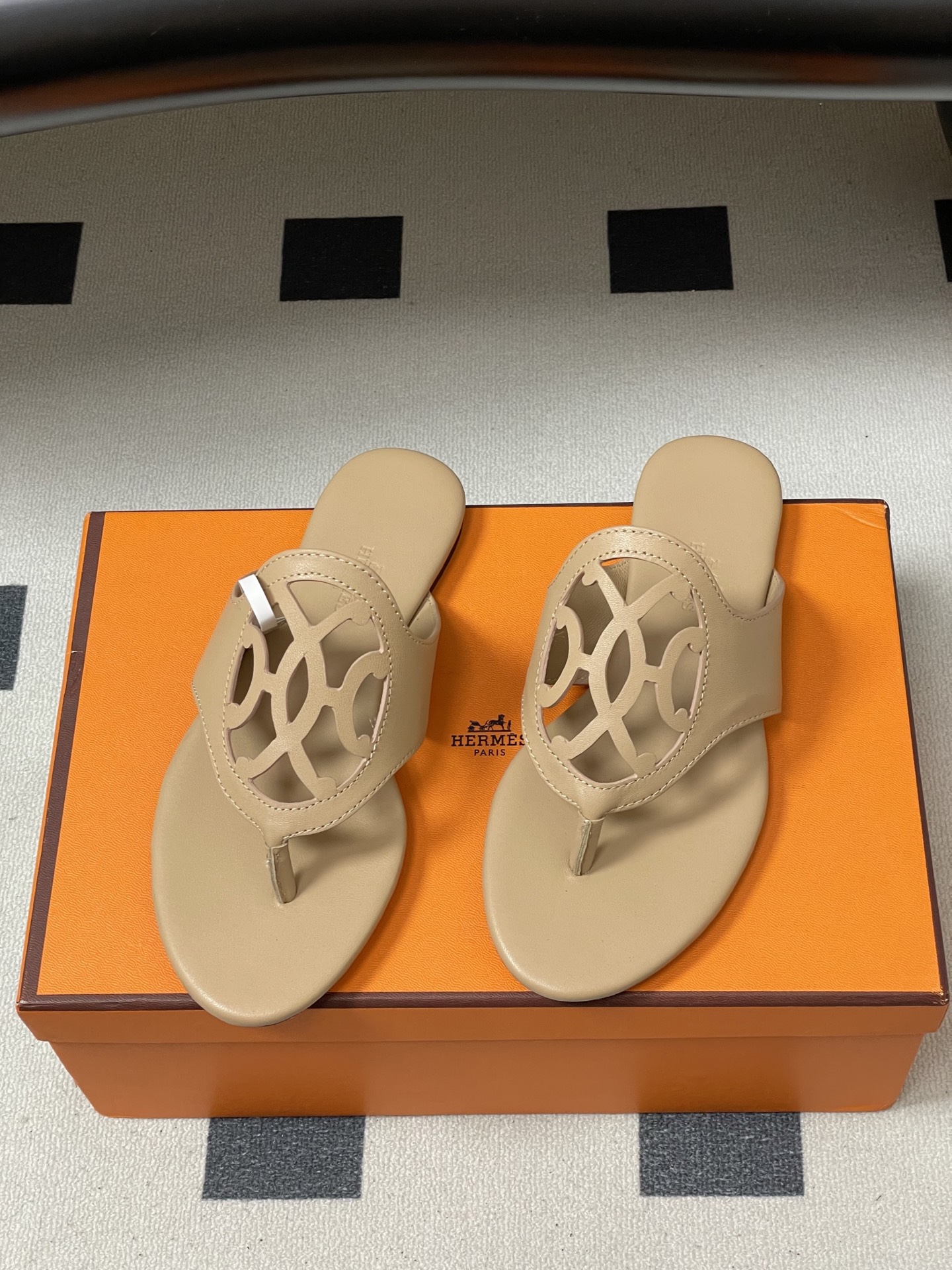 -顶级品质Hermes 爱马仕🐎 2026 春夏新款 H家Mage凉鞋系列 雕花镂空鞋面人字拖鞋细带夹趾