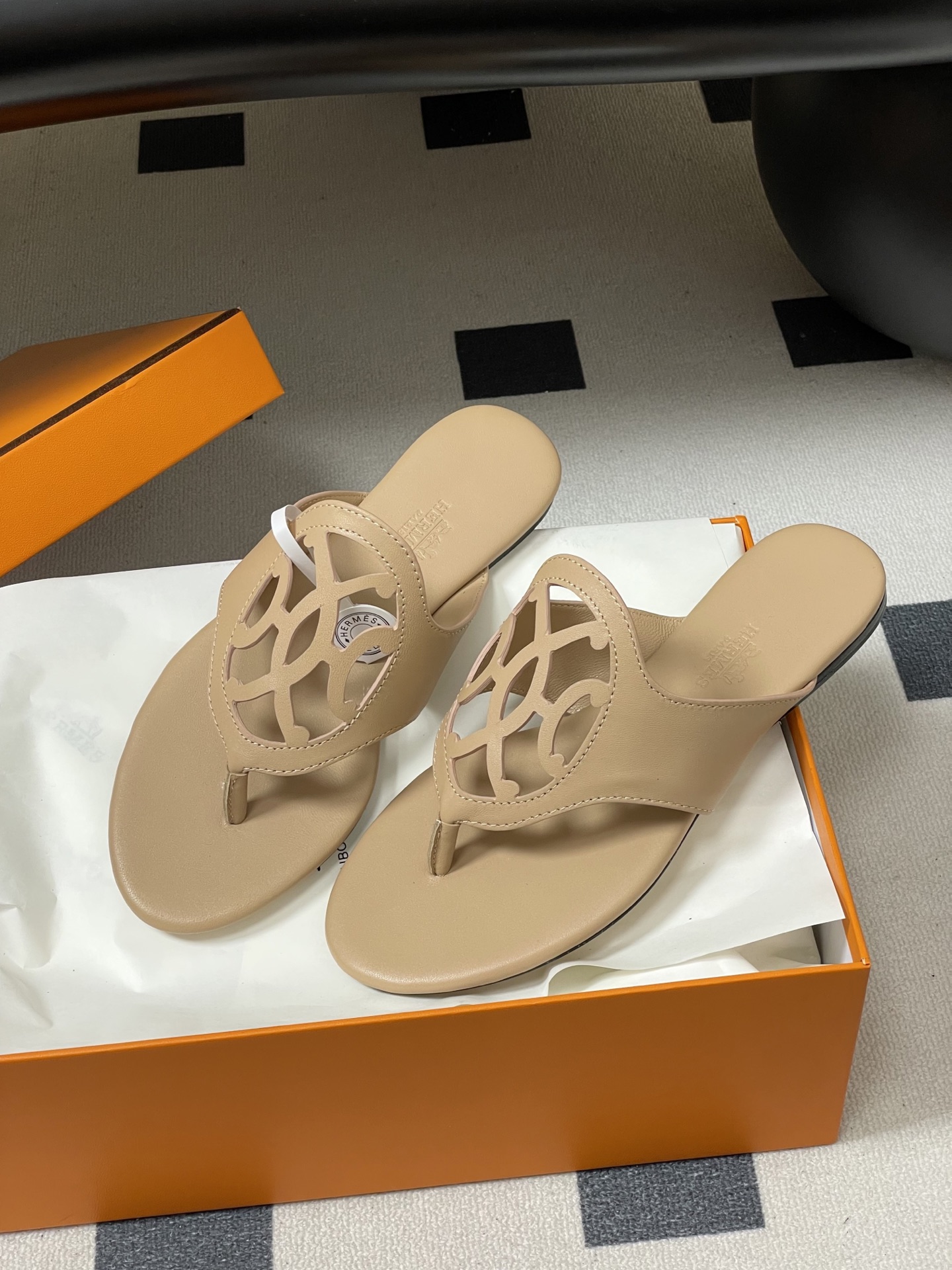 -顶级品质Hermes 爱马仕🐎 2026 春夏新款 H家Mage凉鞋系列 雕花镂空鞋面人字拖鞋细带夹趾