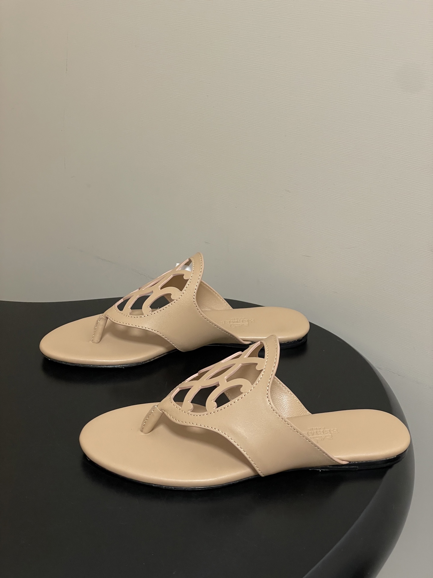 -顶级品质Hermes 爱马仕🐎 2026 春夏新款 H家Mage凉鞋系列 雕花镂空鞋面人字拖鞋细带夹趾