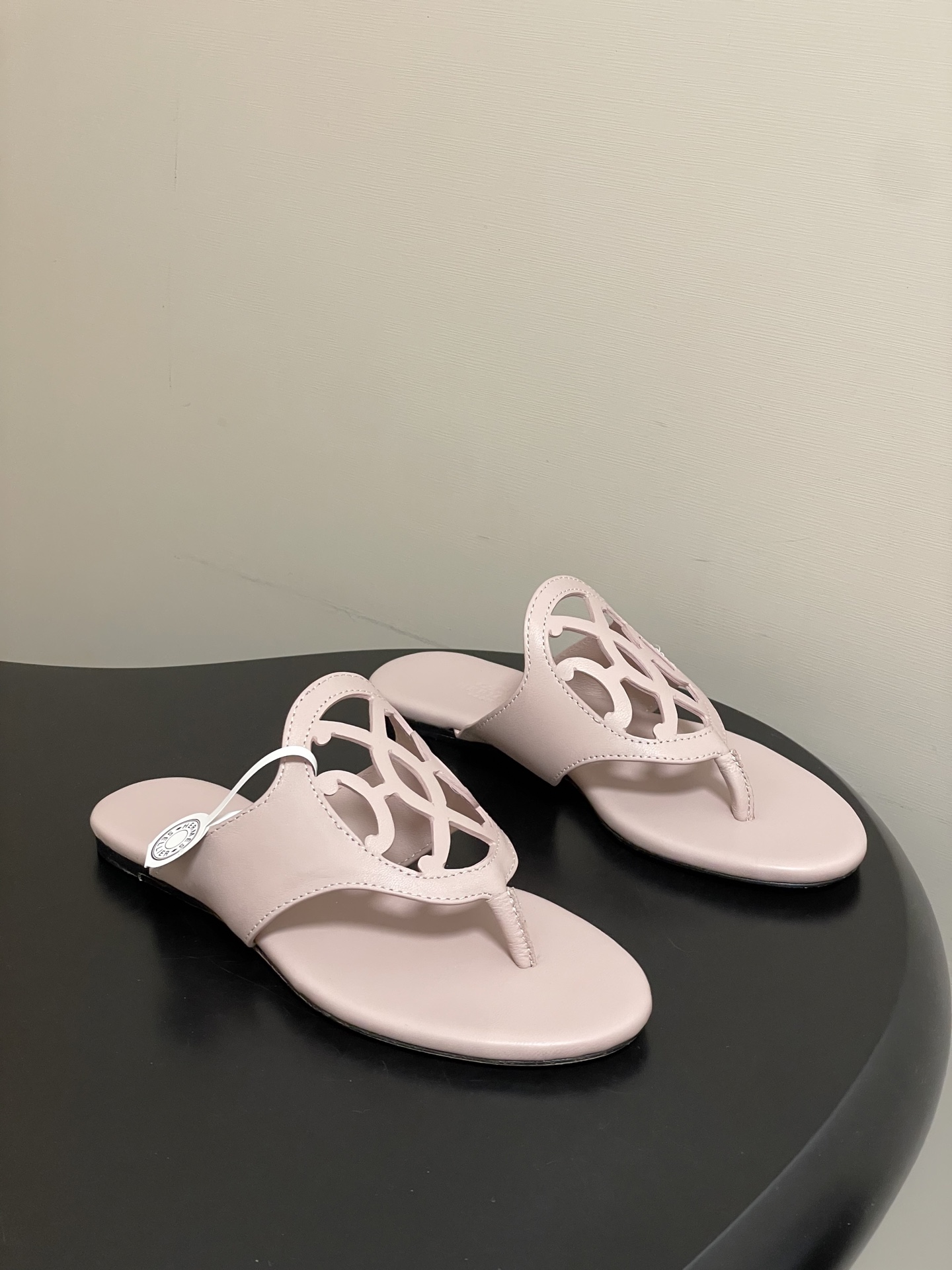 -顶级品质Hermes 爱马仕🐎 2026 春夏新款 H家Mage凉鞋系列 雕花镂空鞋面人字拖鞋细带夹趾