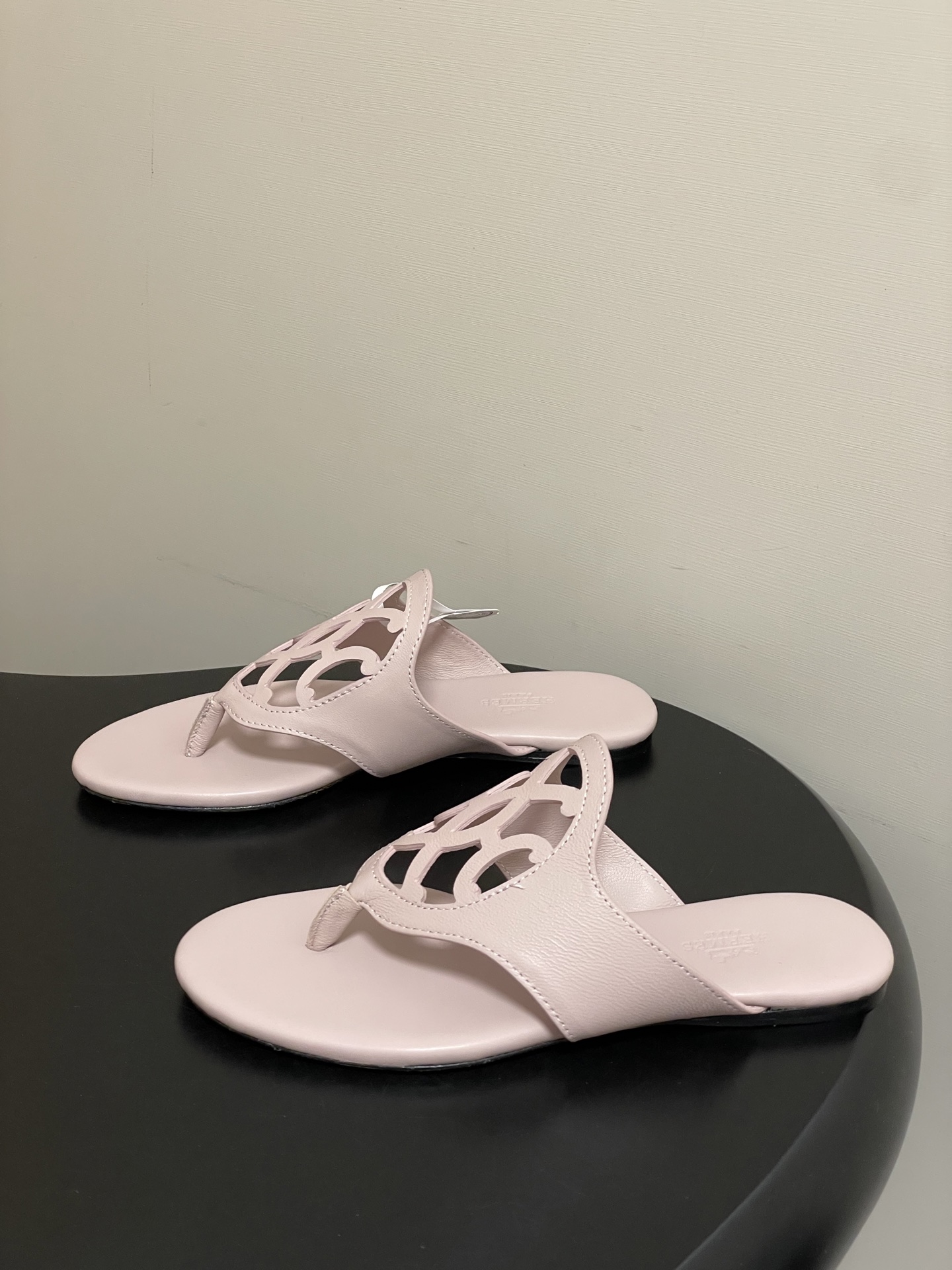 -顶级品质Hermes 爱马仕🐎 2026 春夏新款 H家Mage凉鞋系列 雕花镂空鞋面人字拖鞋细带夹趾