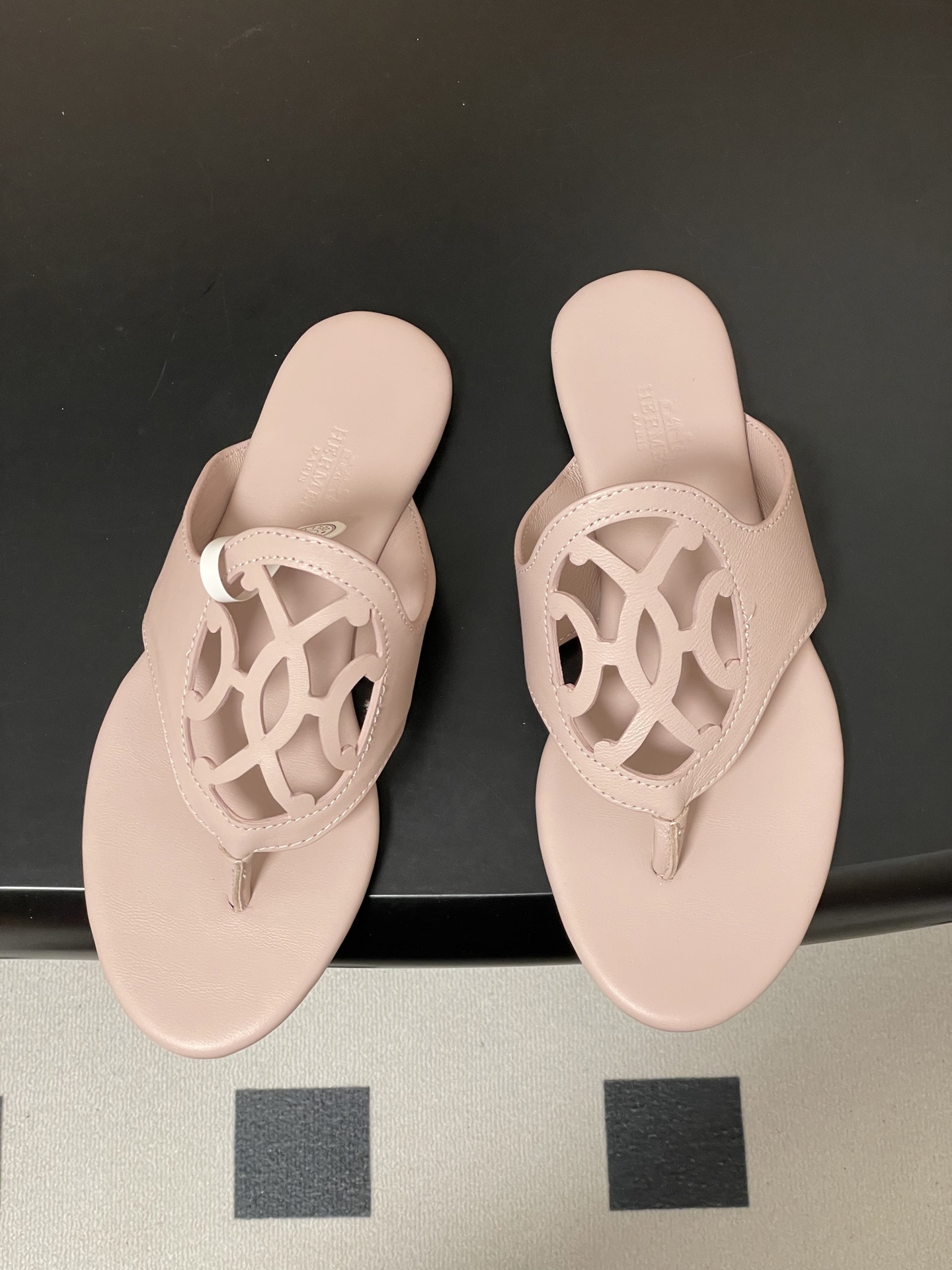 -顶级品质Hermes 爱马仕🐎 2026 春夏新款 H家Mage凉鞋系列 雕花镂空鞋面人字拖鞋细带夹趾