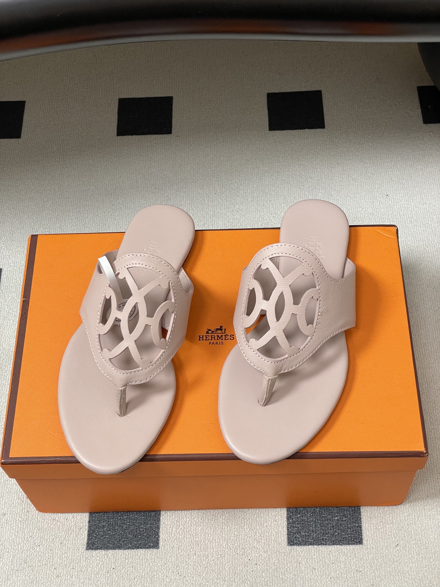 -顶级品质Hermes 爱马仕🐎 2026 春夏新款 H家Mage凉鞋系列 雕花镂空鞋面人字拖鞋细带夹趾