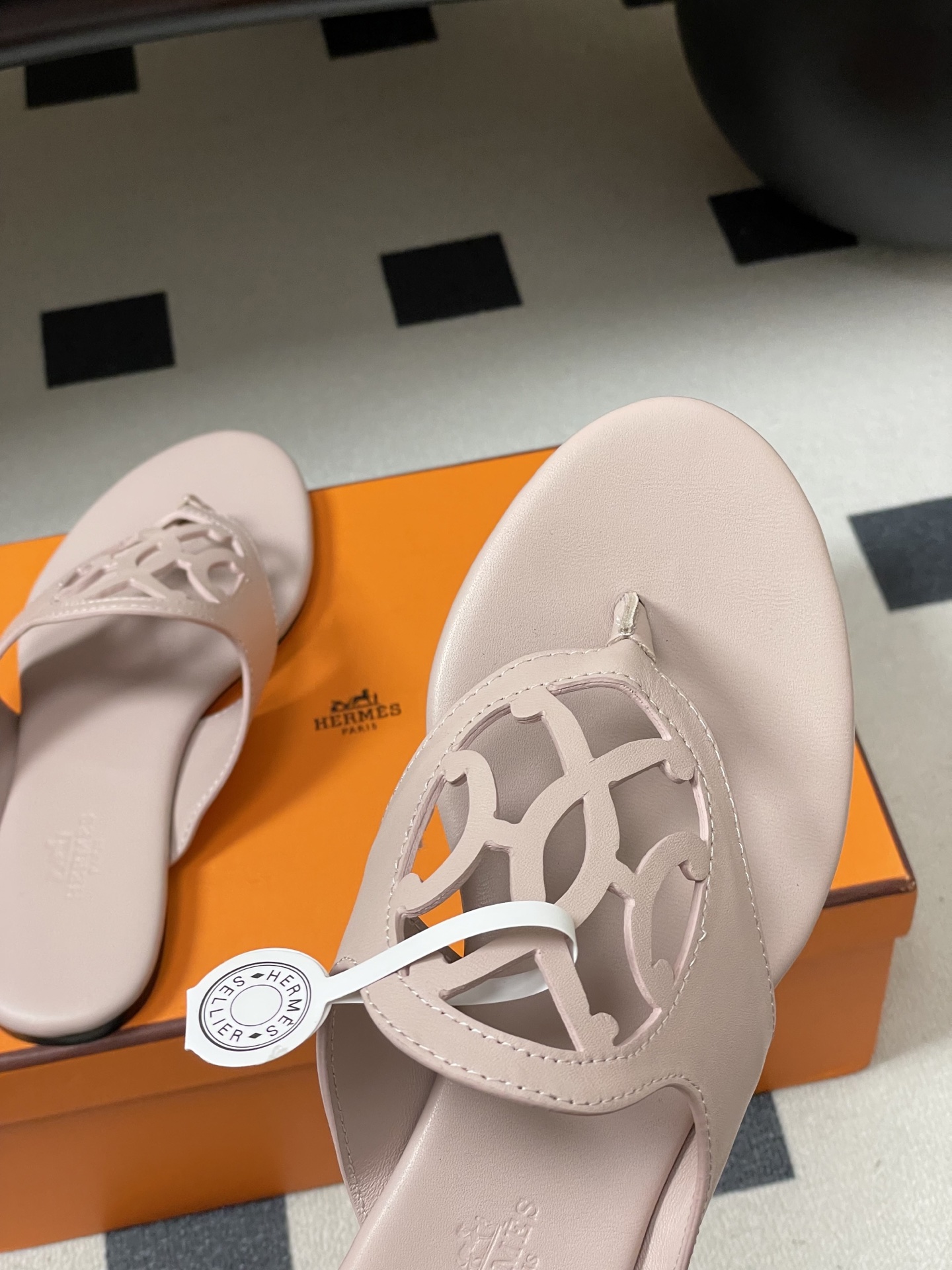 -顶级品质Hermes 爱马仕🐎 2026 春夏新款 H家Mage凉鞋系列 雕花镂空鞋面人字拖鞋细带夹趾