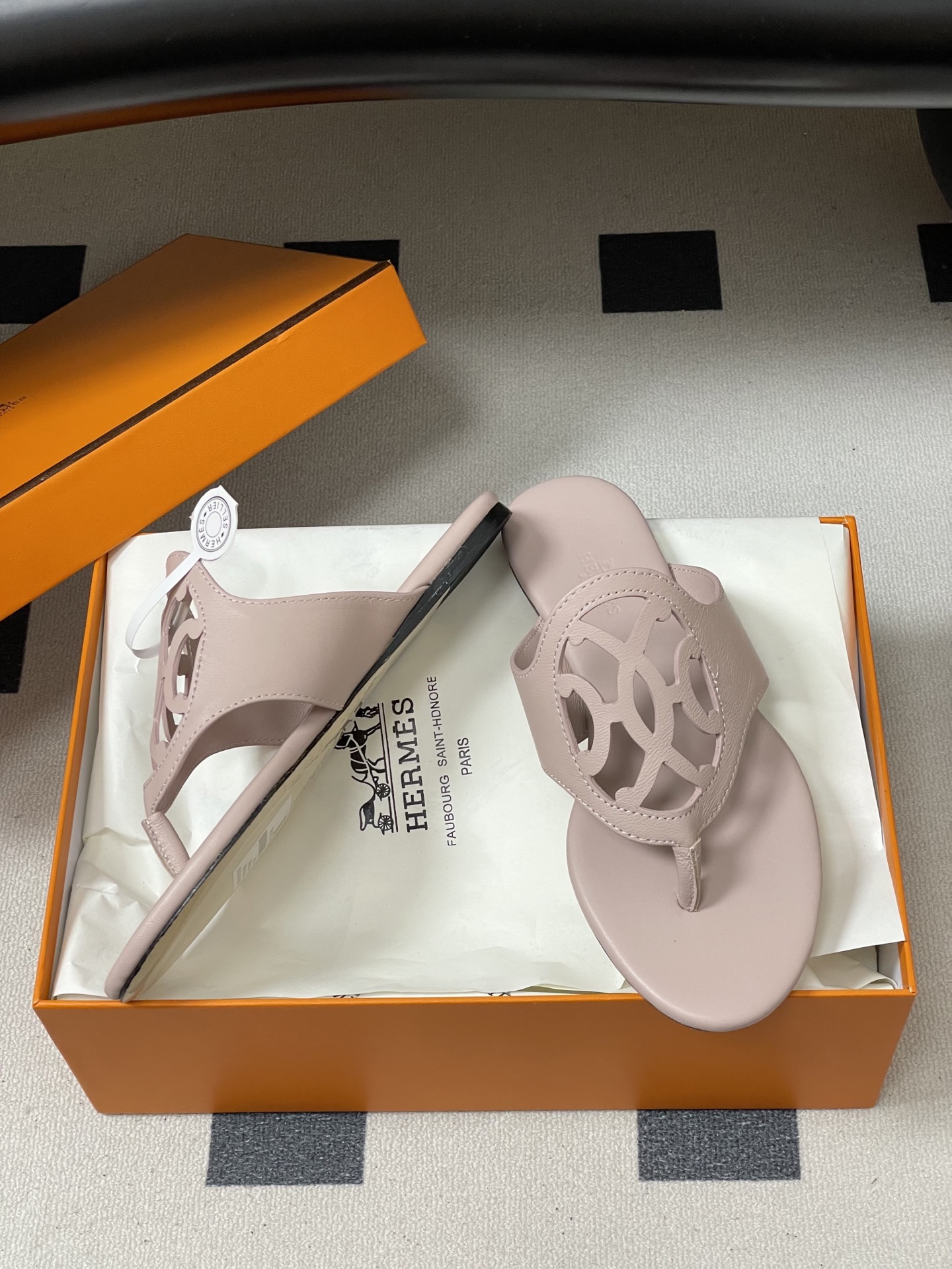 -顶级品质Hermes 爱马仕🐎 2026 春夏新款 H家Mage凉鞋系列 雕花镂空鞋面人字拖鞋细带夹趾