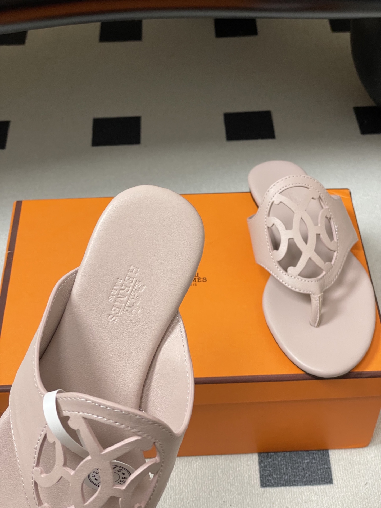 -顶级品质Hermes 爱马仕🐎 2026 春夏新款 H家Mage凉鞋系列 雕花镂空鞋面人字拖鞋细带夹趾