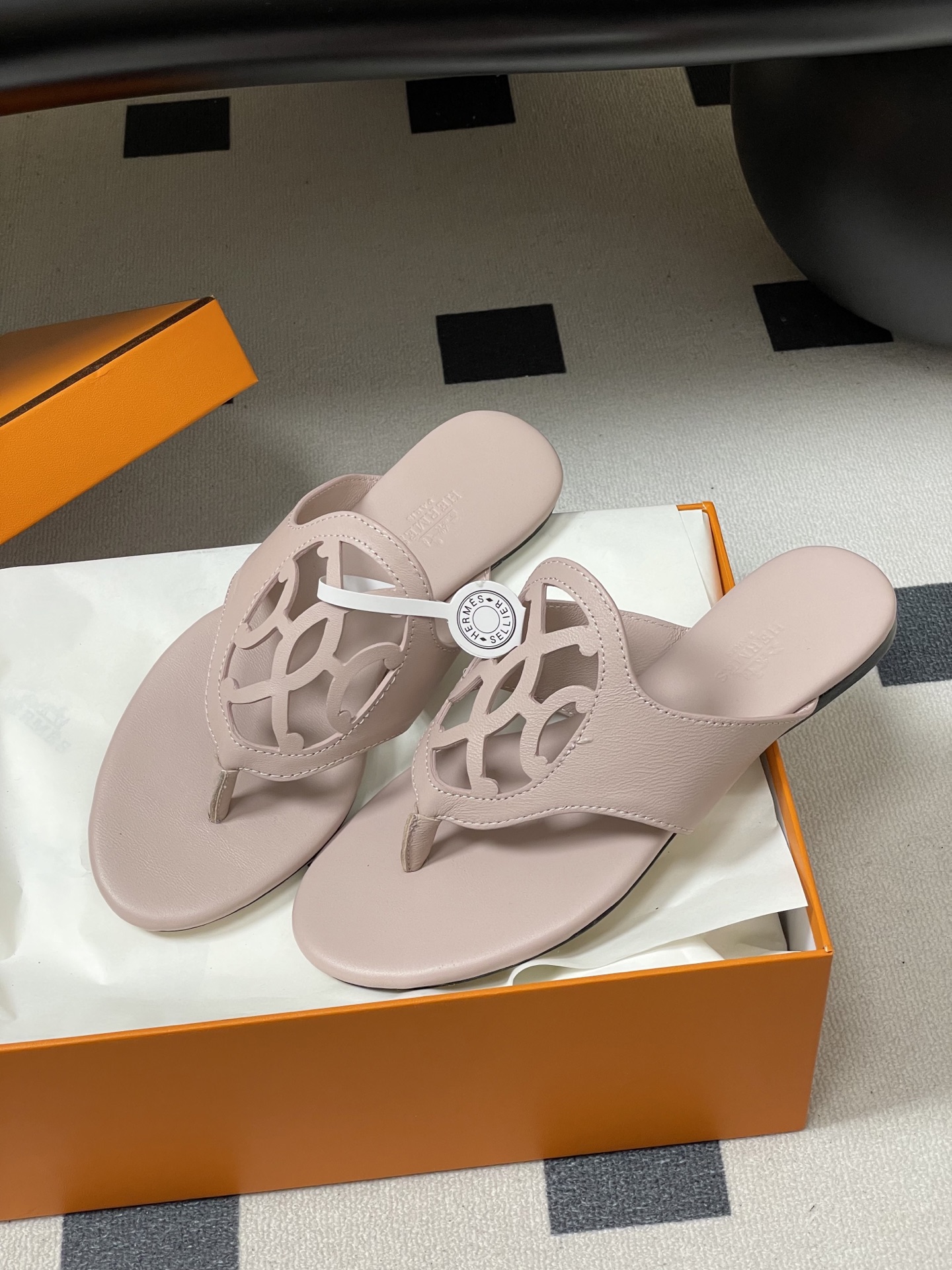 -顶级品质Hermes 爱马仕🐎 2026 春夏新款 H家Mage凉鞋系列 雕花镂空鞋面人字拖鞋细带夹趾