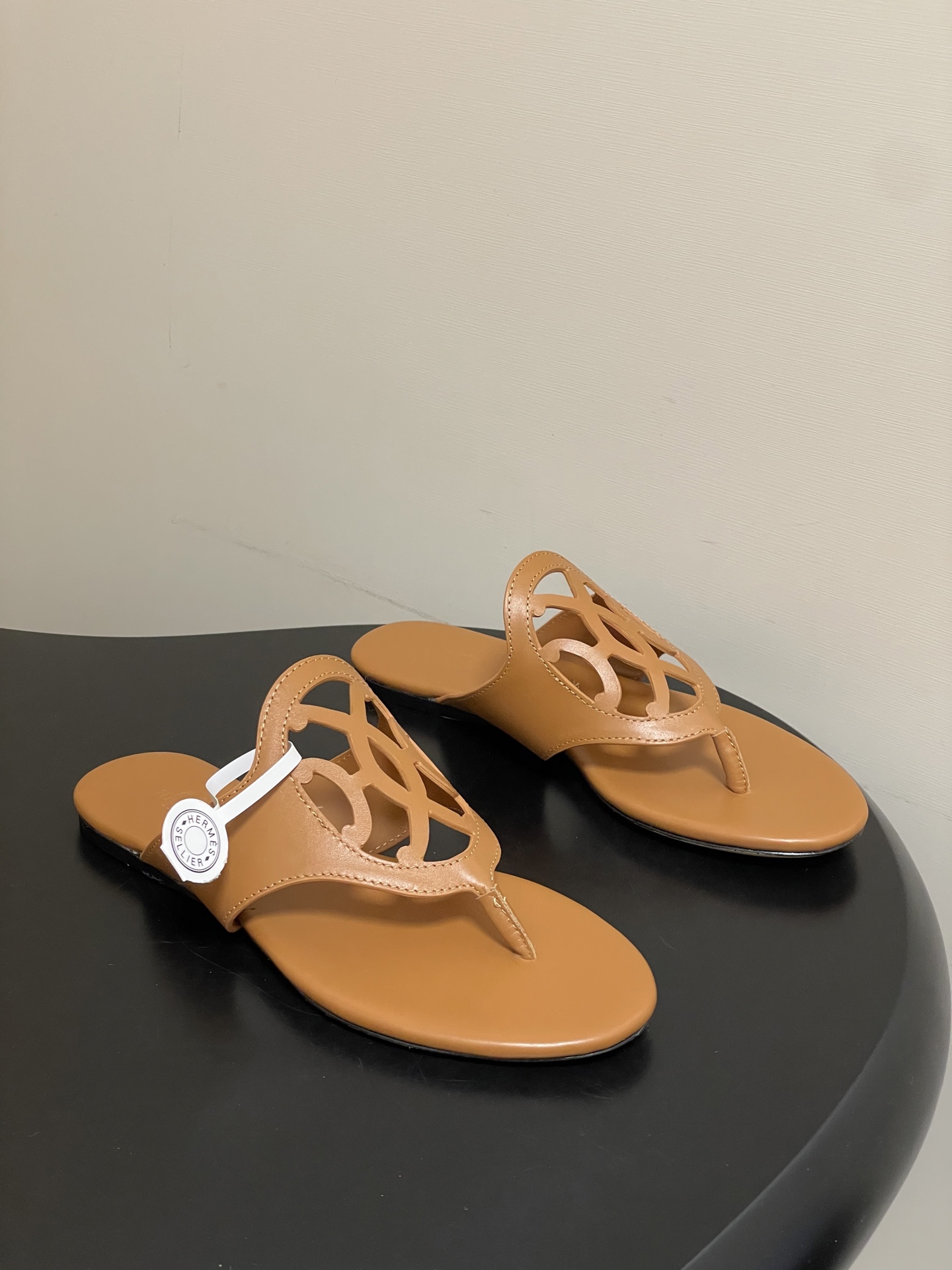 -顶级品质Hermes 爱马仕🐎 2026 春夏新款 H家Mage凉鞋系列 雕花镂空鞋面人字拖鞋细带夹趾