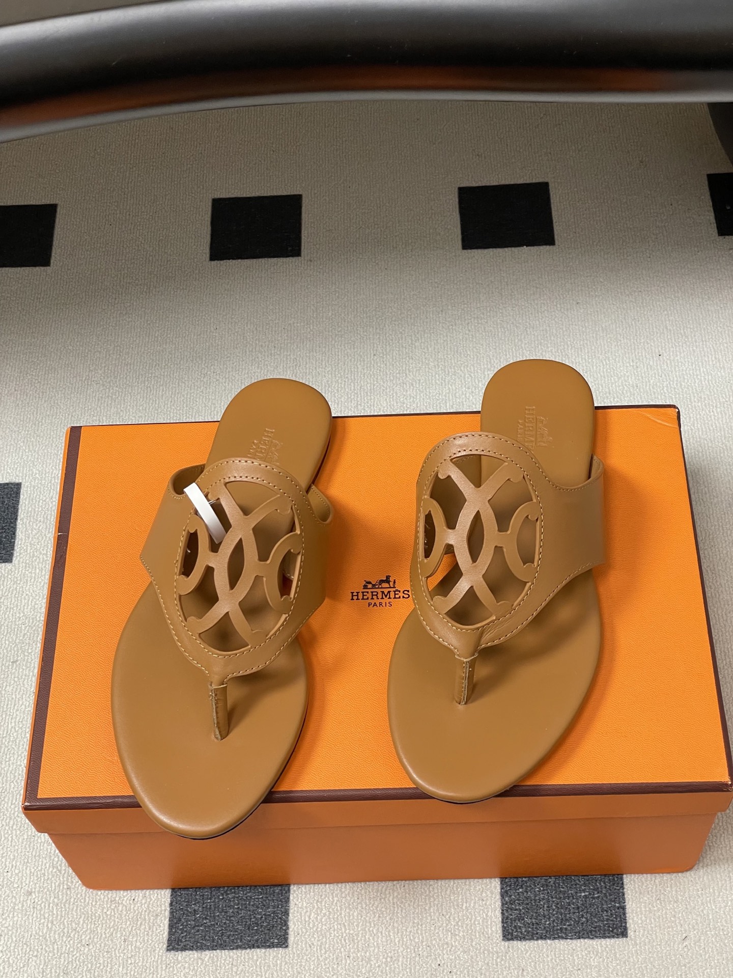 -顶级品质Hermes 爱马仕🐎 2026 春夏新款 H家Mage凉鞋系列 雕花镂空鞋面人字拖鞋细带夹趾