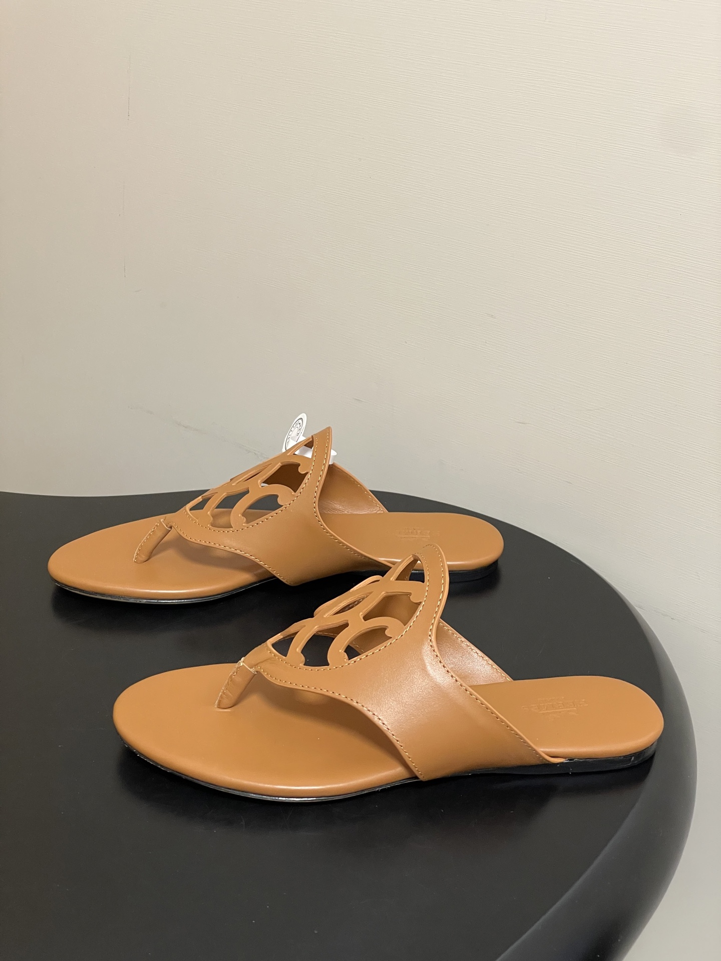 -顶级品质Hermes 爱马仕🐎 2026 春夏新款 H家Mage凉鞋系列 雕花镂空鞋面人字拖鞋细带夹趾