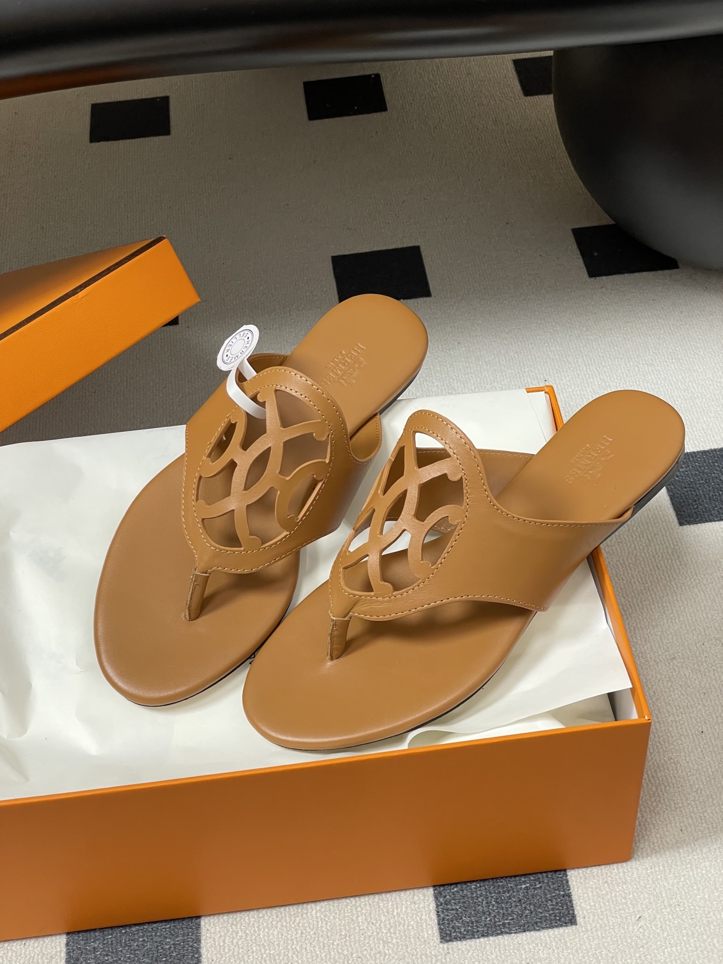 -顶级品质Hermes 爱马仕🐎 2026 春夏新款 H家Mage凉鞋系列 雕花镂空鞋面人字拖鞋细带夹趾