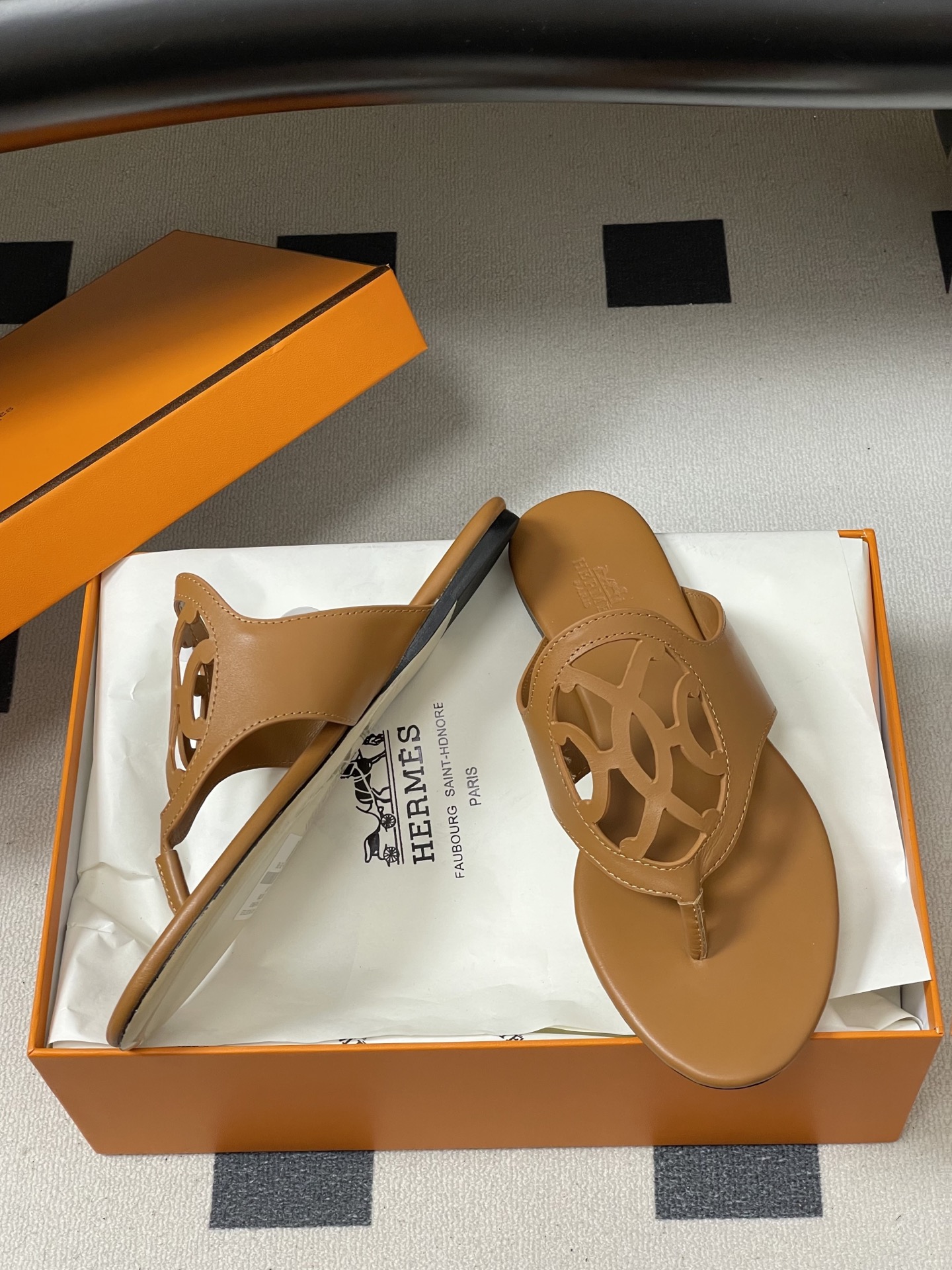 -顶级品质Hermes 爱马仕🐎 2026 春夏新款 H家Mage凉鞋系列 雕花镂空鞋面人字拖鞋细带夹趾