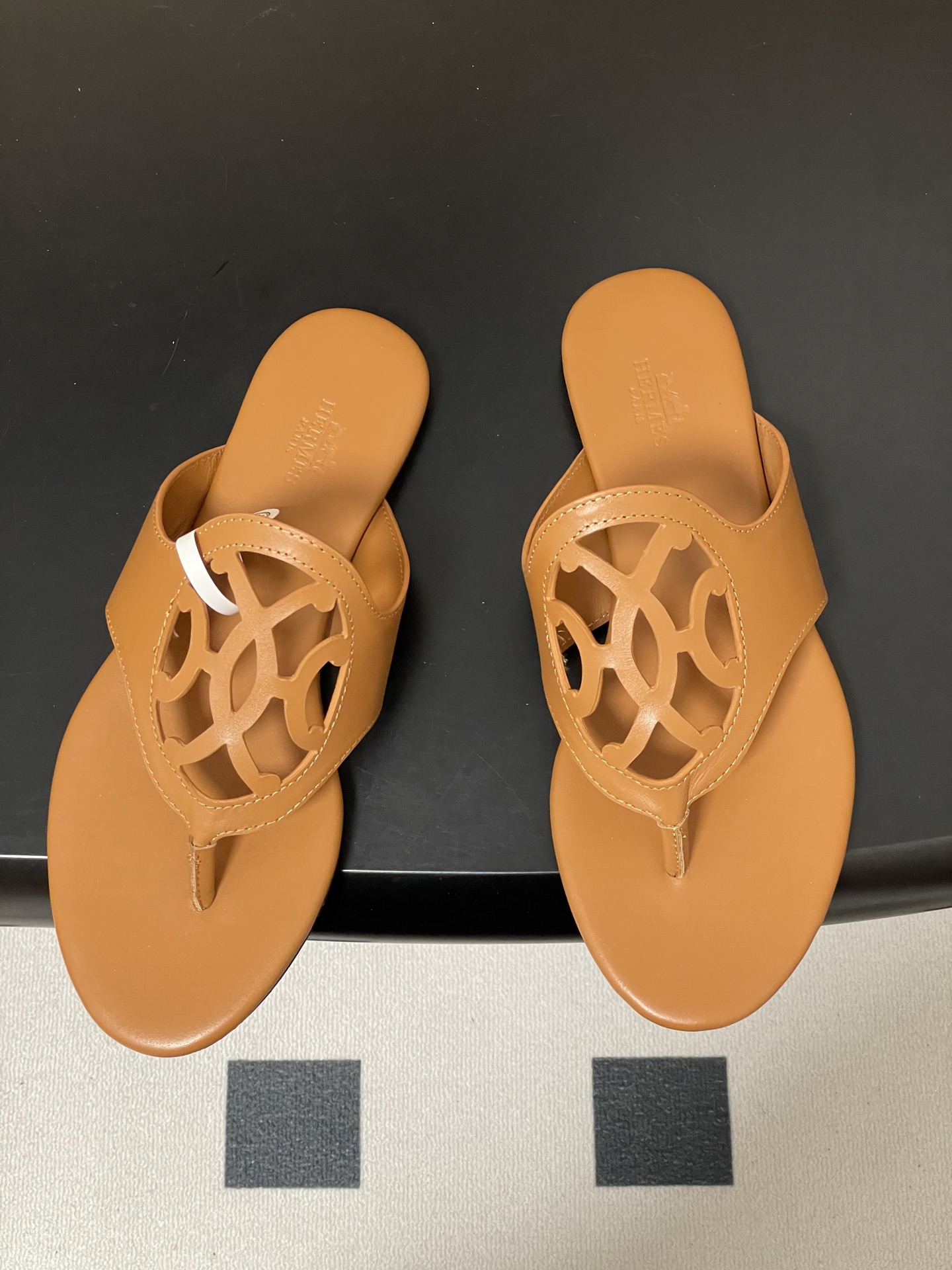 -顶级品质Hermes 爱马仕🐎 2026 春夏新款 H家Mage凉鞋系列 雕花镂空鞋面人字拖鞋细带夹趾