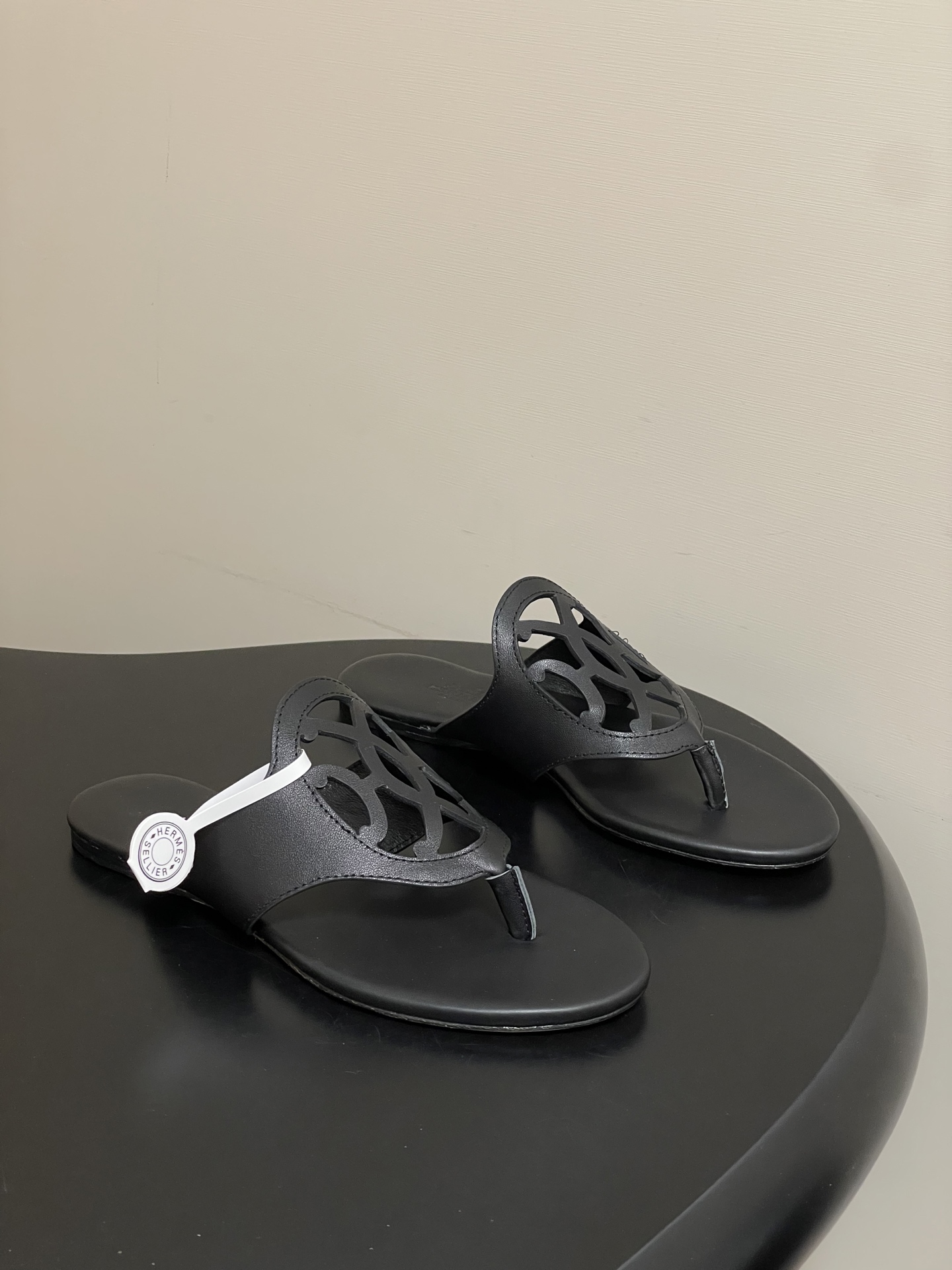 -顶级品质Hermes 爱马仕🐎 2026 春夏新款 H家Mage凉鞋系列 雕花镂空鞋面人字拖鞋细带夹趾