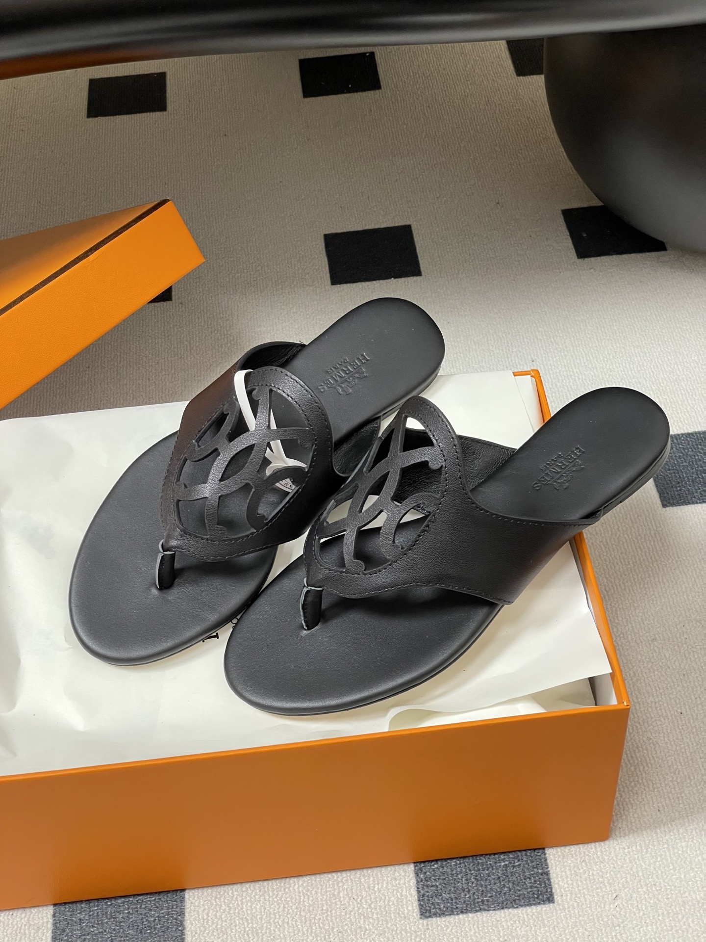 -顶级品质Hermes 爱马仕🐎 2026 春夏新款 H家Mage凉鞋系列 雕花镂空鞋面人字拖鞋细带夹趾