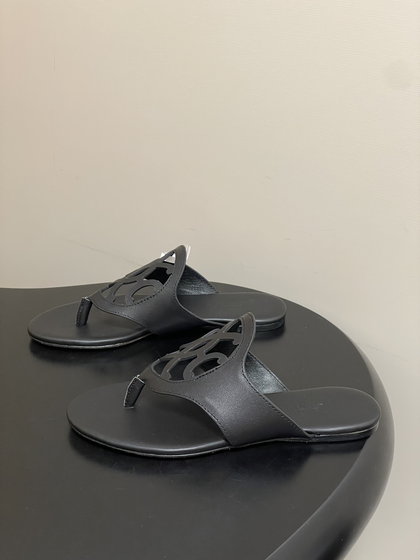 -顶级品质Hermes 爱马仕🐎 2026 春夏新款 H家Mage凉鞋系列 雕花镂空鞋面人字拖鞋细带夹趾