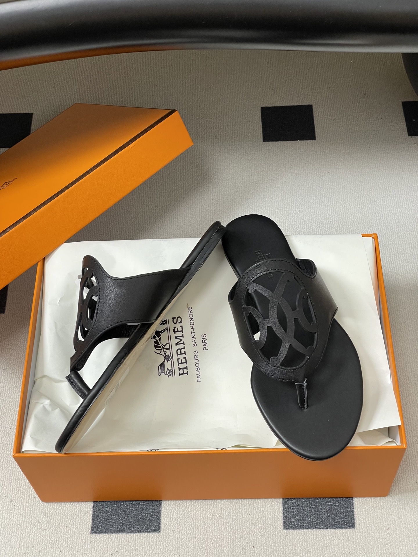 -顶级品质Hermes 爱马仕🐎 2026 春夏新款 H家Mage凉鞋系列 雕花镂空鞋面人字拖鞋细带夹趾