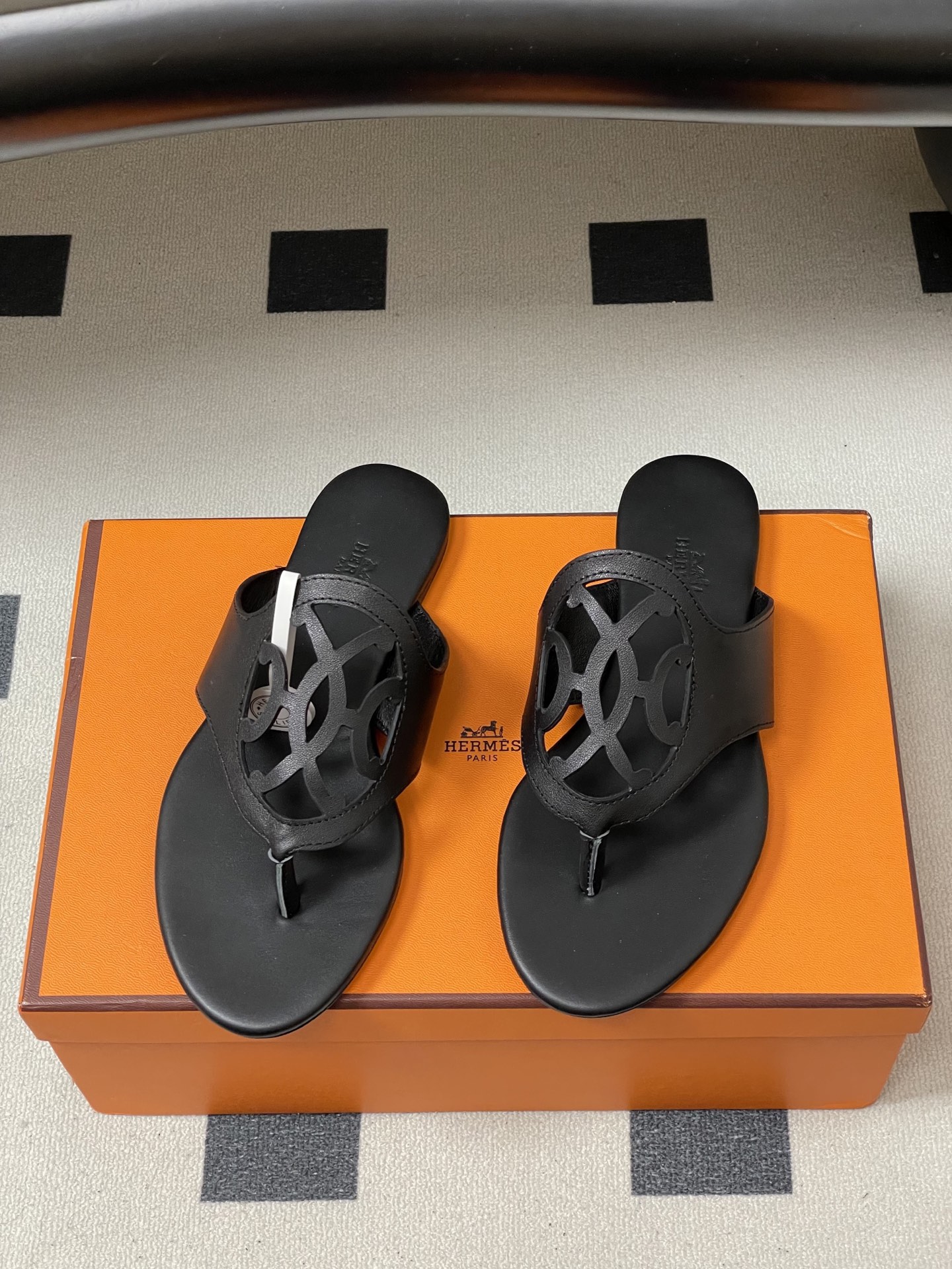 -顶级品质Hermes 爱马仕🐎 2026 春夏新款 H家Mage凉鞋系列 雕花镂空鞋面人字拖鞋细带夹趾