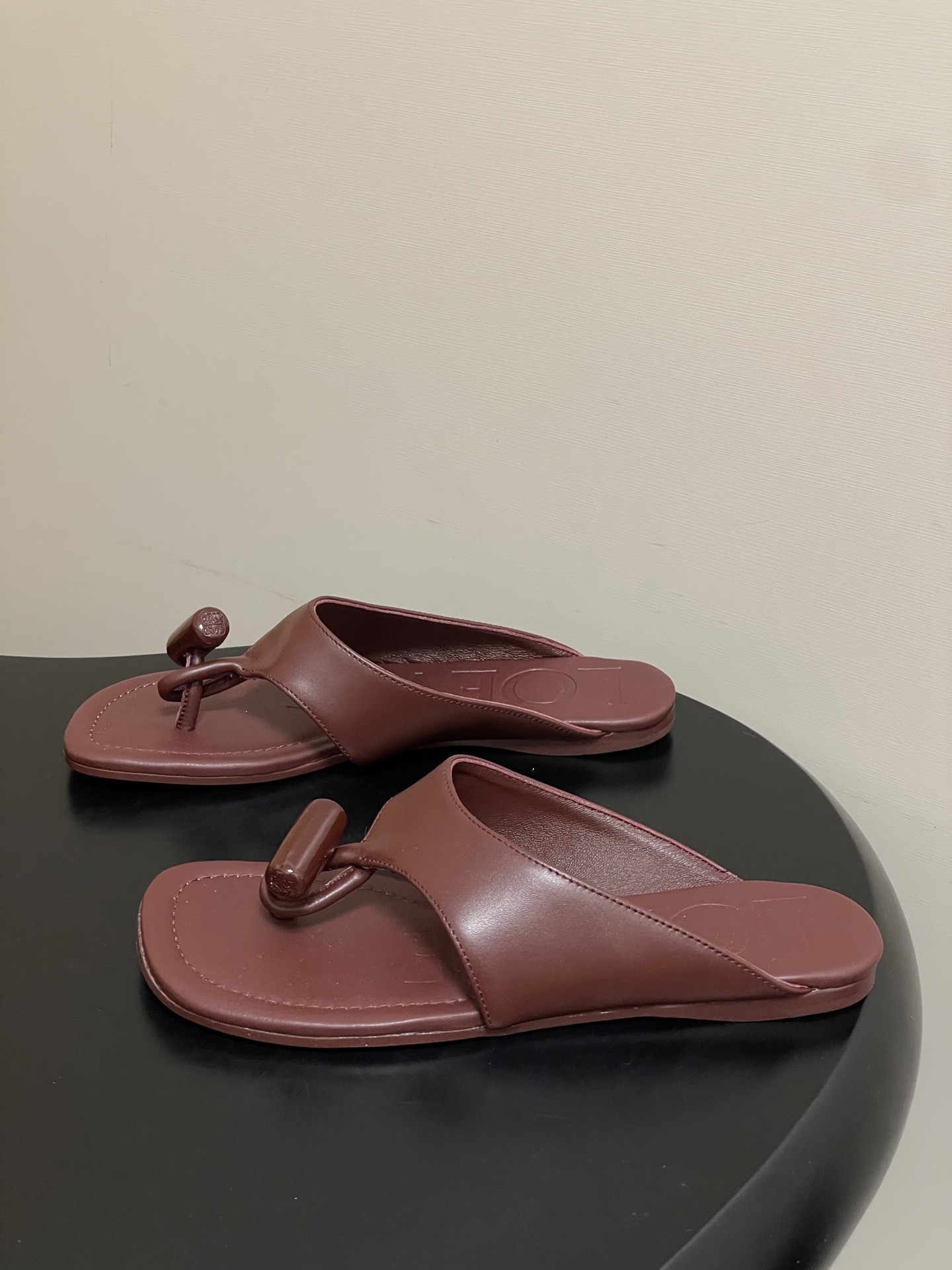 -LOEWE 罗意威 26ss 春夏新款 Toggle扣饰夹脚平底凉拖鞋个性人字拖鞋一双设计感很强的拖鞋