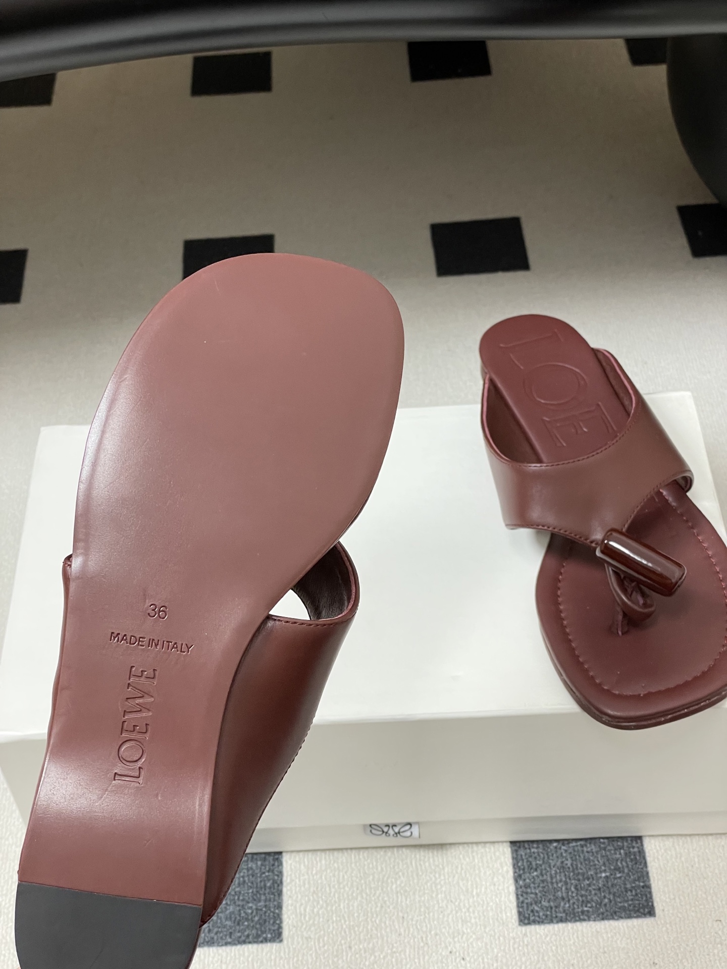 -LOEWE 罗意威 26ss 春夏新款 Toggle扣饰夹脚平底凉拖鞋个性人字拖鞋一双设计感很强的拖鞋