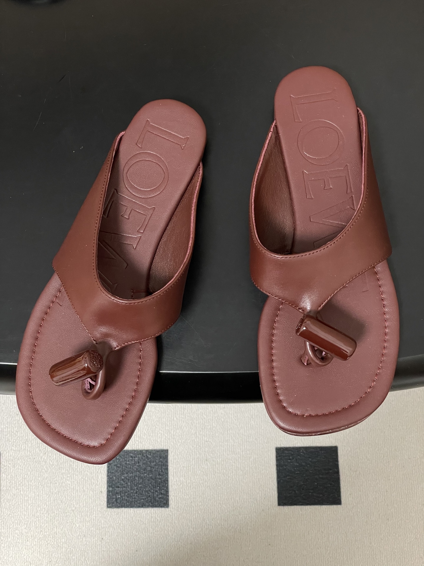 -LOEWE 罗意威 26ss 春夏新款 Toggle扣饰夹脚平底凉拖鞋个性人字拖鞋一双设计感很强的拖鞋