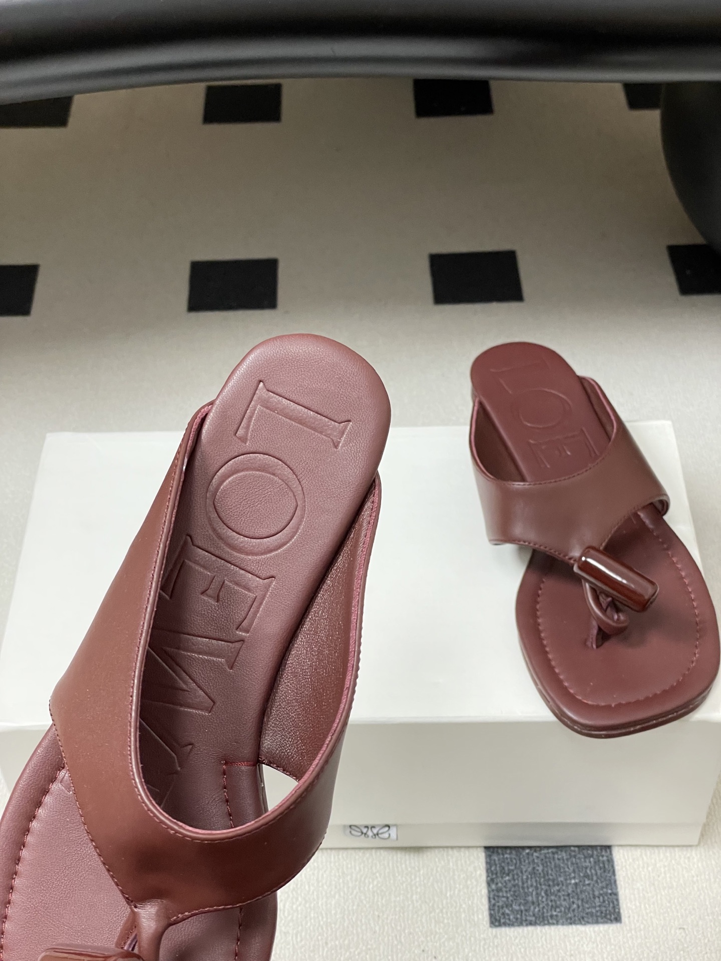 -LOEWE 罗意威 26ss 春夏新款 Toggle扣饰夹脚平底凉拖鞋个性人字拖鞋一双设计感很强的拖鞋