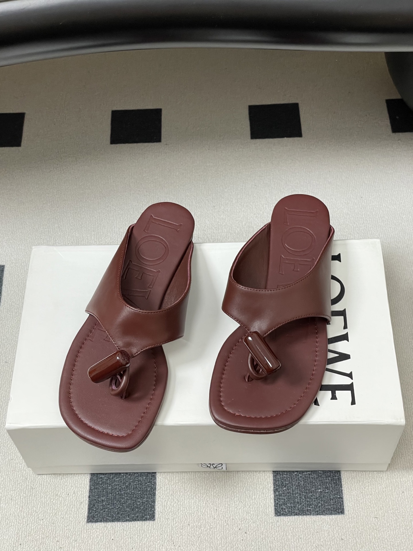 -LOEWE 罗意威 26ss 春夏新款 Toggle扣饰夹脚平底凉拖鞋个性人字拖鞋一双设计感很强的拖鞋