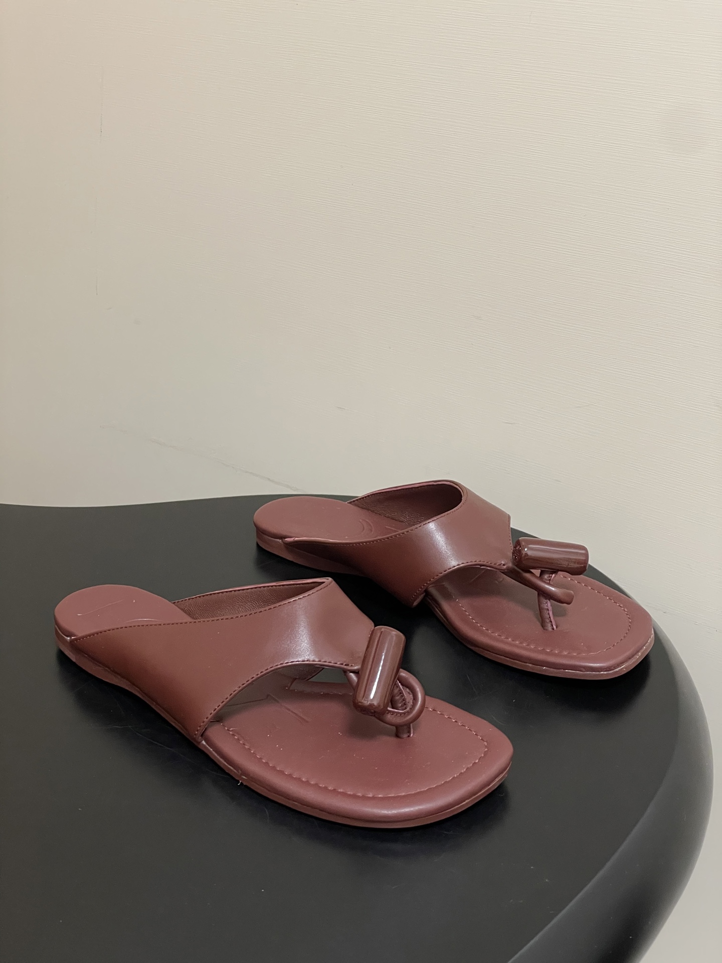 -LOEWE 罗意威 26ss 春夏新款 Toggle扣饰夹脚平底凉拖鞋个性人字拖鞋一双设计感很强的拖鞋